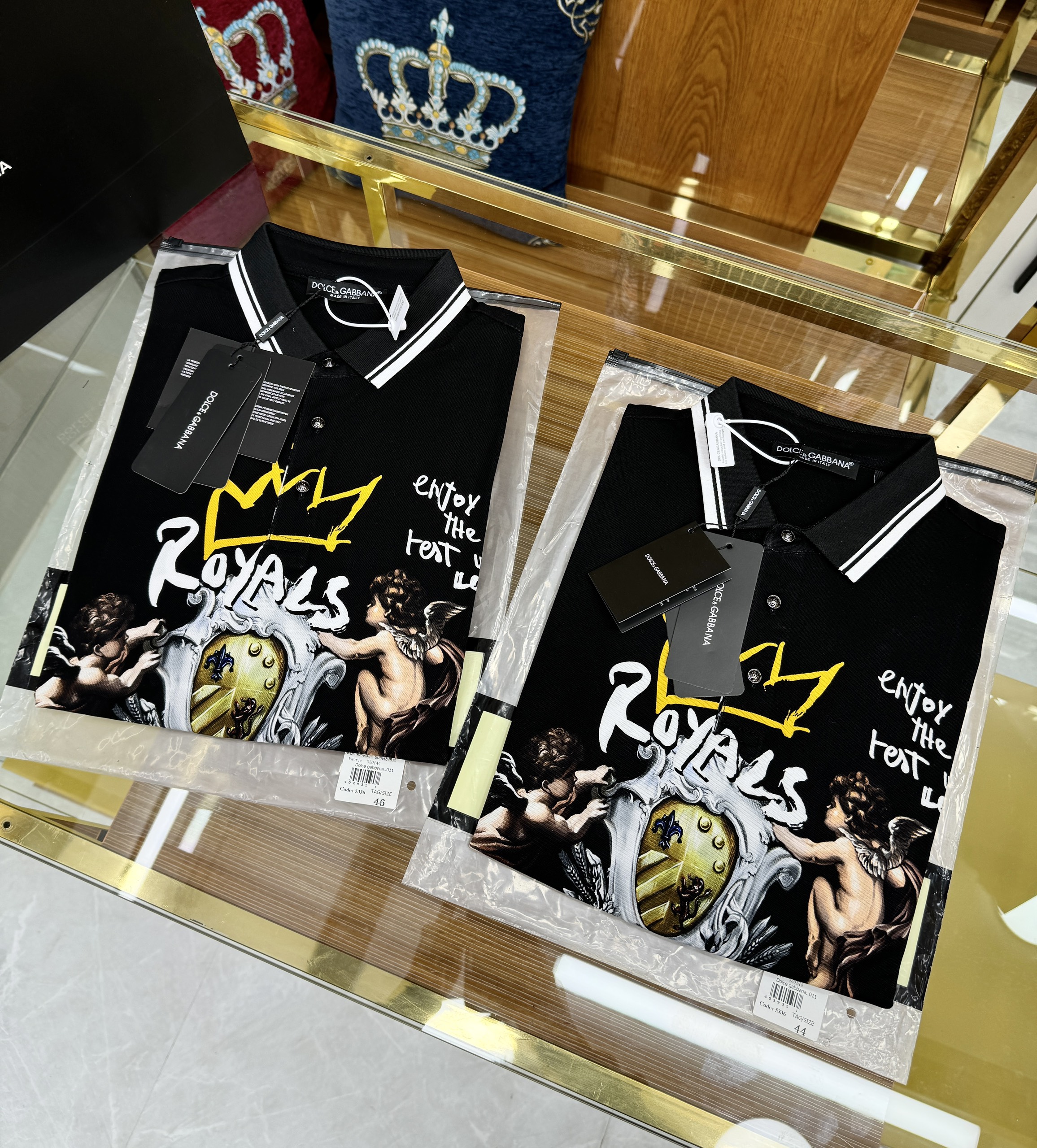 Áo polo Dolce Gabbana DG Đen họa tiết logo chữ thiên thần kẻ viền Trắng Like Auth 1-1 on web CD MK