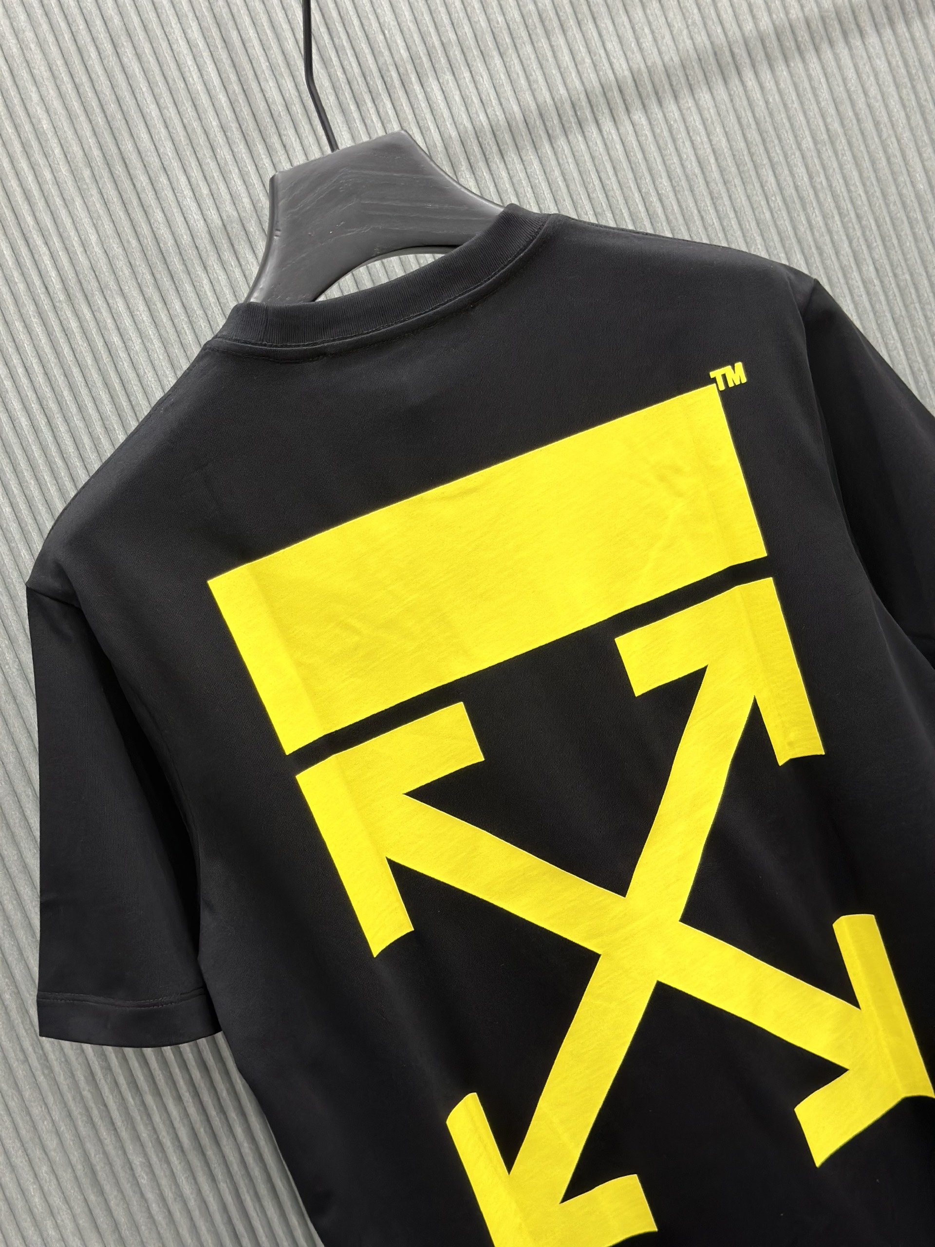 Áo phông T-shirt Off White Đen logo Vàng Like Auth on web VTN