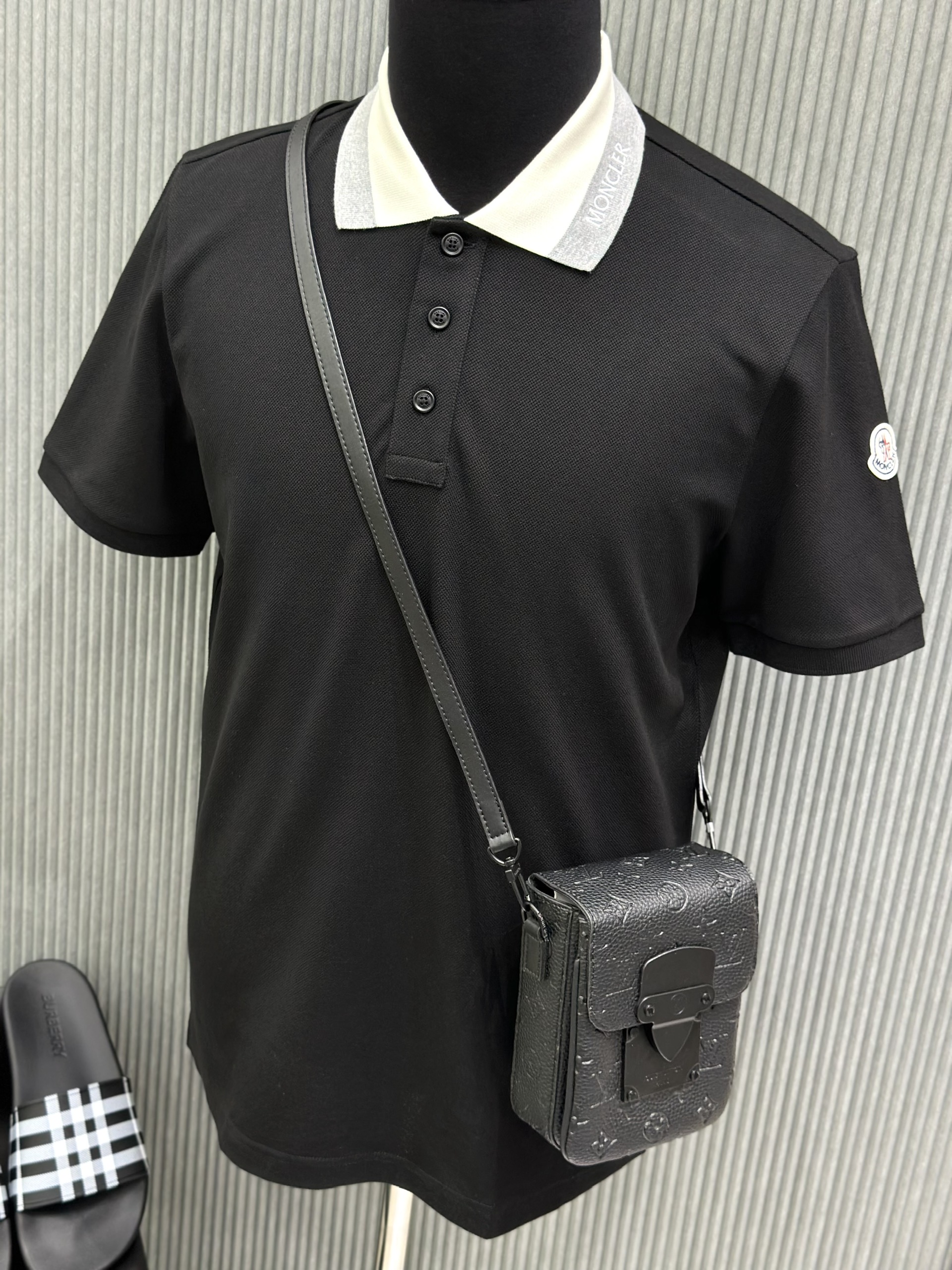 Áo polo Moncler M Đen phối cổ Trắng Xám Like Auth 1-1 on web VTN