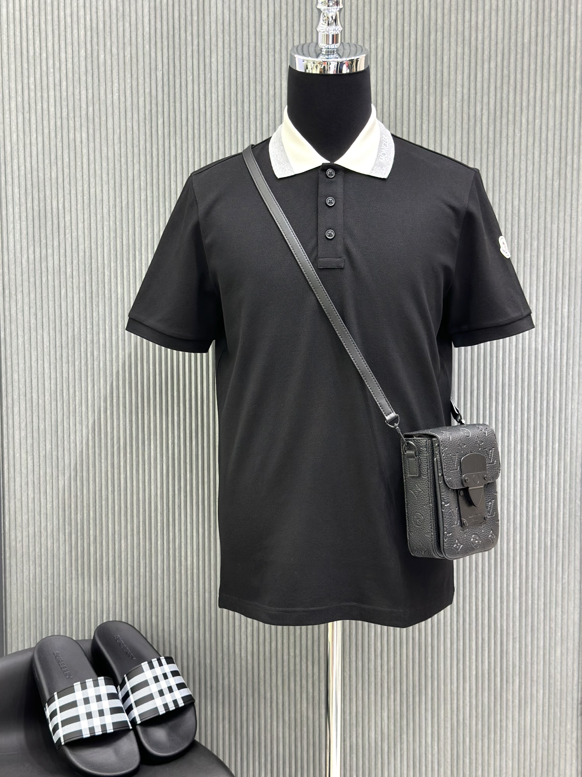 Áo polo Moncler M Đen phối cổ Trắng Xám Like Auth 1-1 on web VTN