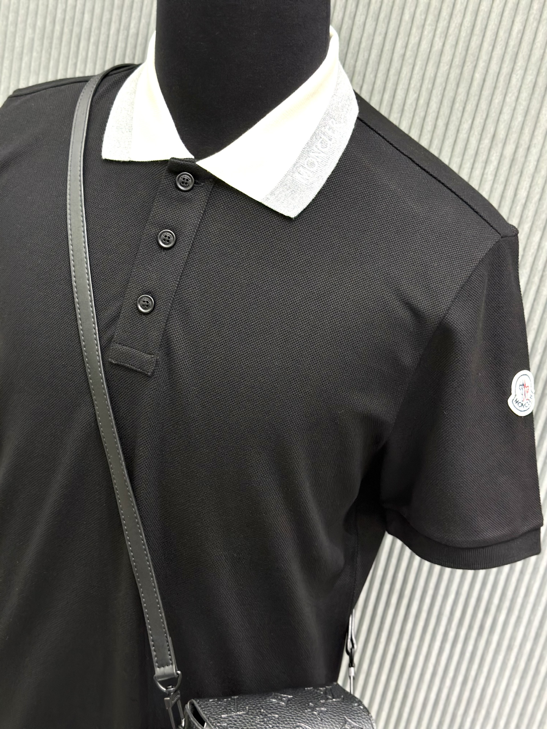 Áo polo Moncler M Đen phối cổ Trắng Xám Like Auth 1-1 on web VTN