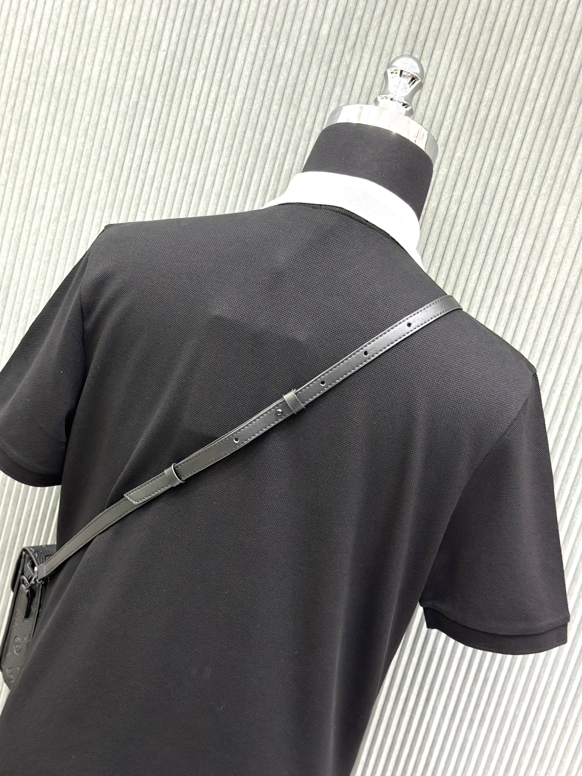 Áo polo Moncler M Đen phối cổ Trắng Xám Like Auth 1-1 on web VTN