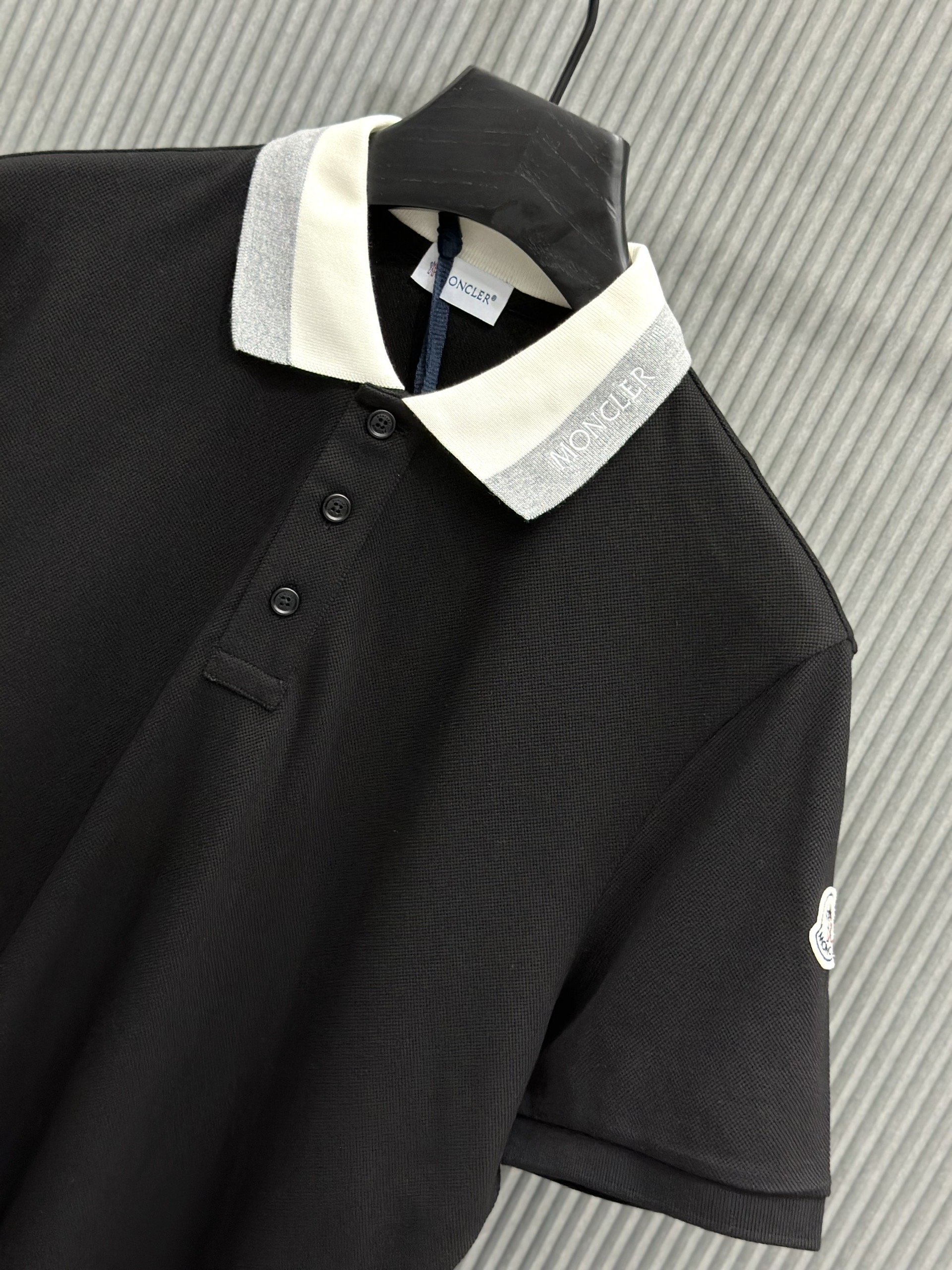 Áo polo Moncler M Đen phối cổ Trắng Xám Like Auth 1-1 on web VTN