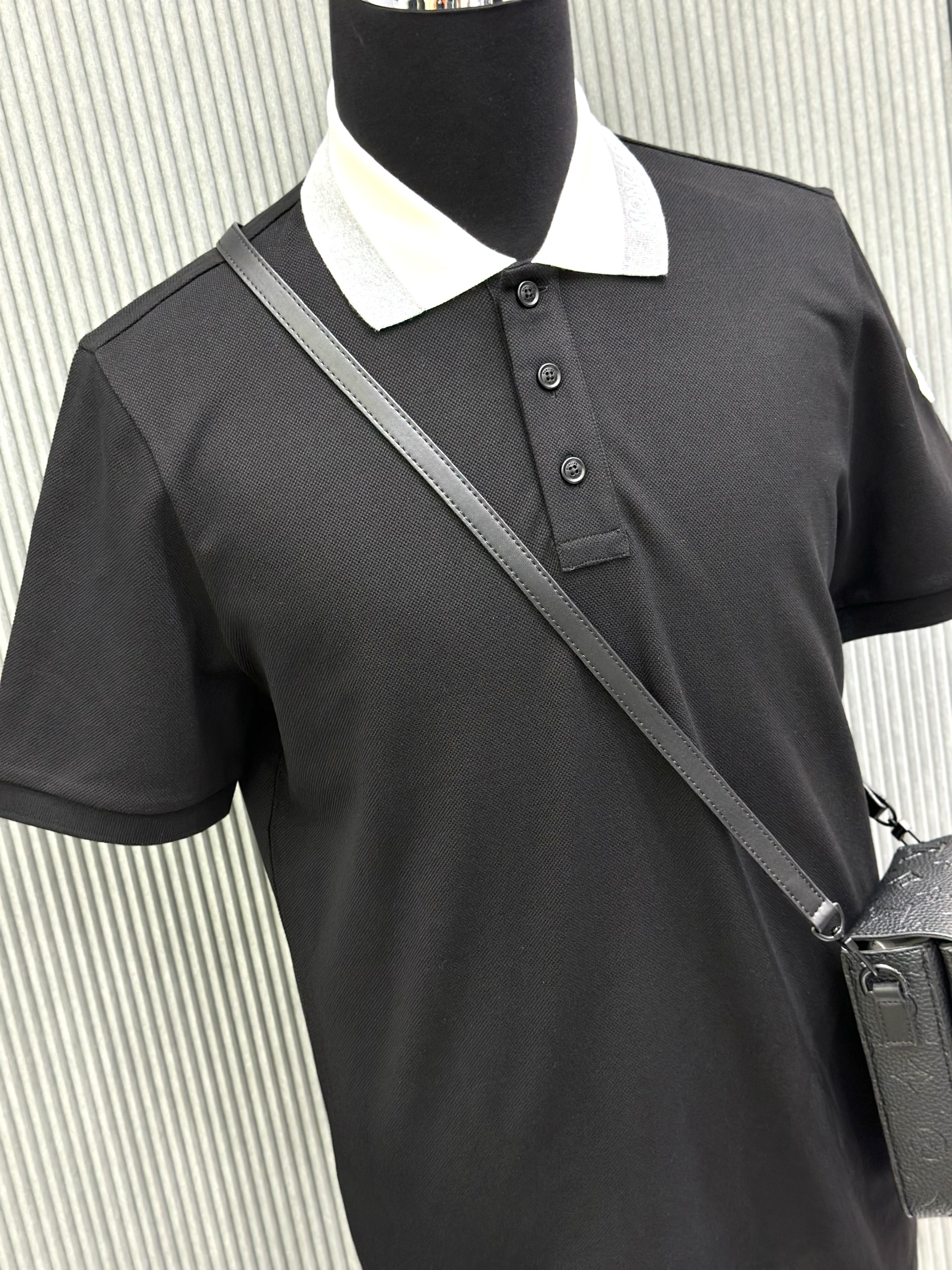 Áo polo Moncler M Đen phối cổ Trắng Xám Like Auth 1-1 on web VTN