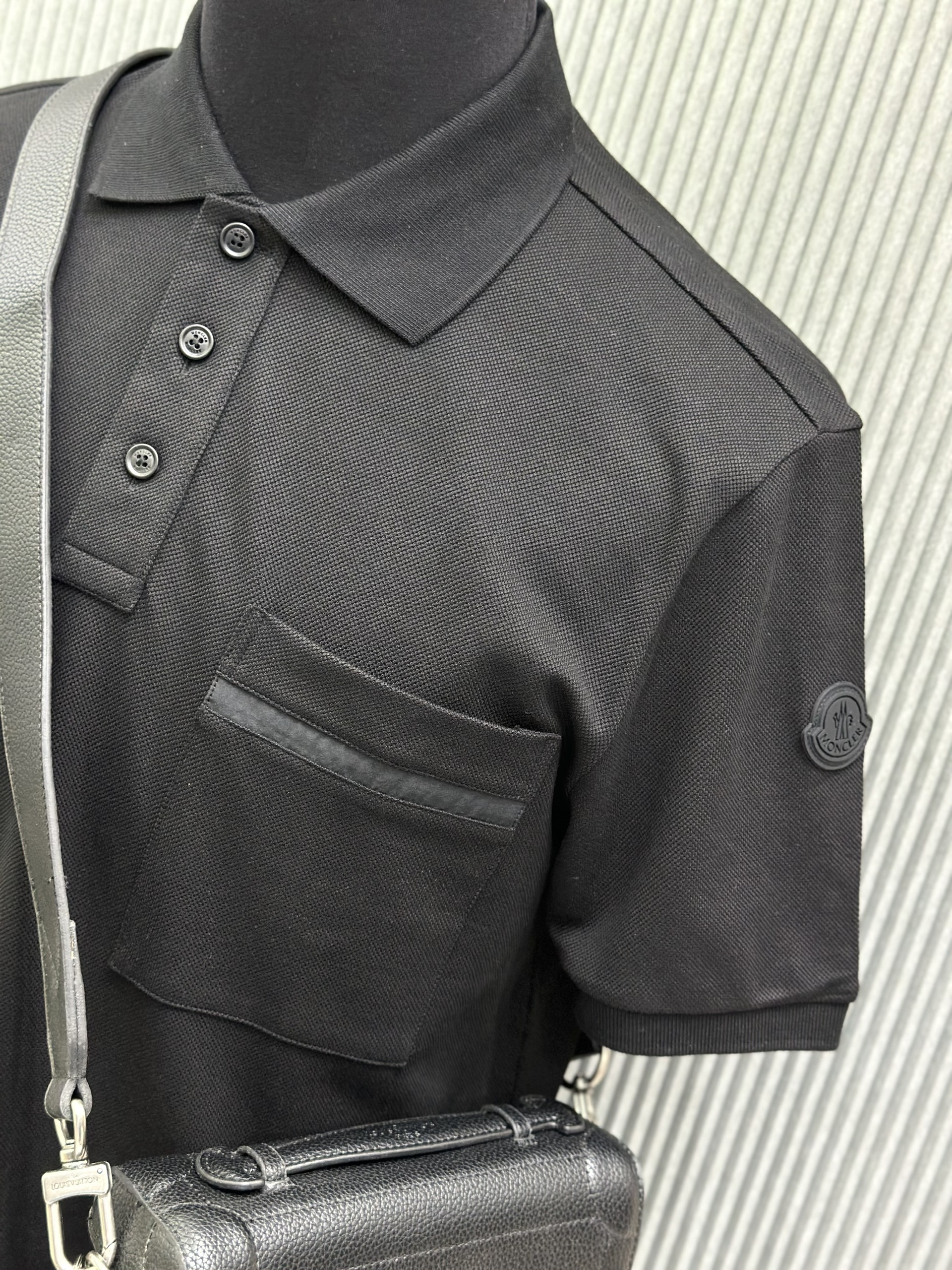 Áo polo Moncler M Đen túi ngực logo tròn thêu tay Like Auth 1-1 on web VTN
