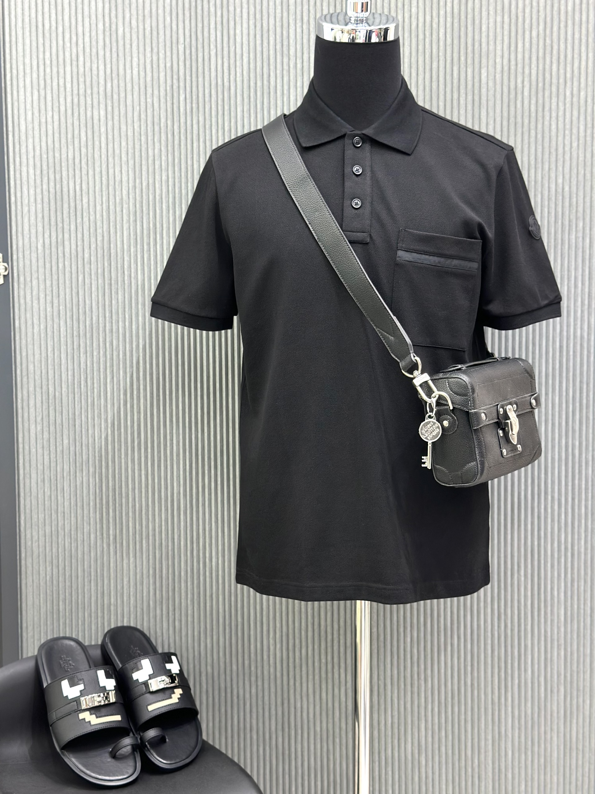 Áo polo Moncler M Đen túi ngực logo tròn thêu tay Like Auth 1-1 on web VTN
