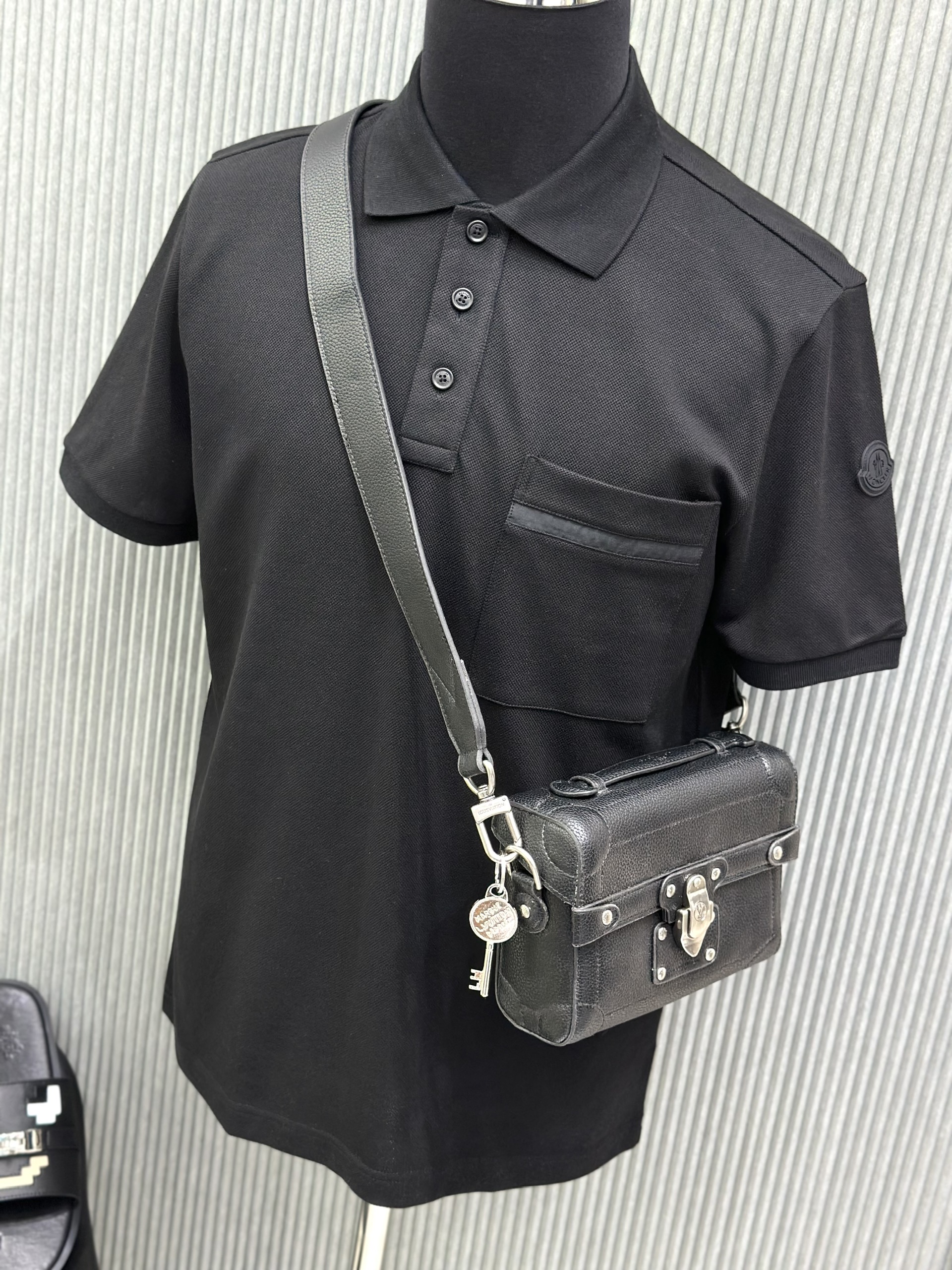 Áo polo Moncler M Đen túi ngực logo tròn thêu tay Like Auth 1-1 on web VTN