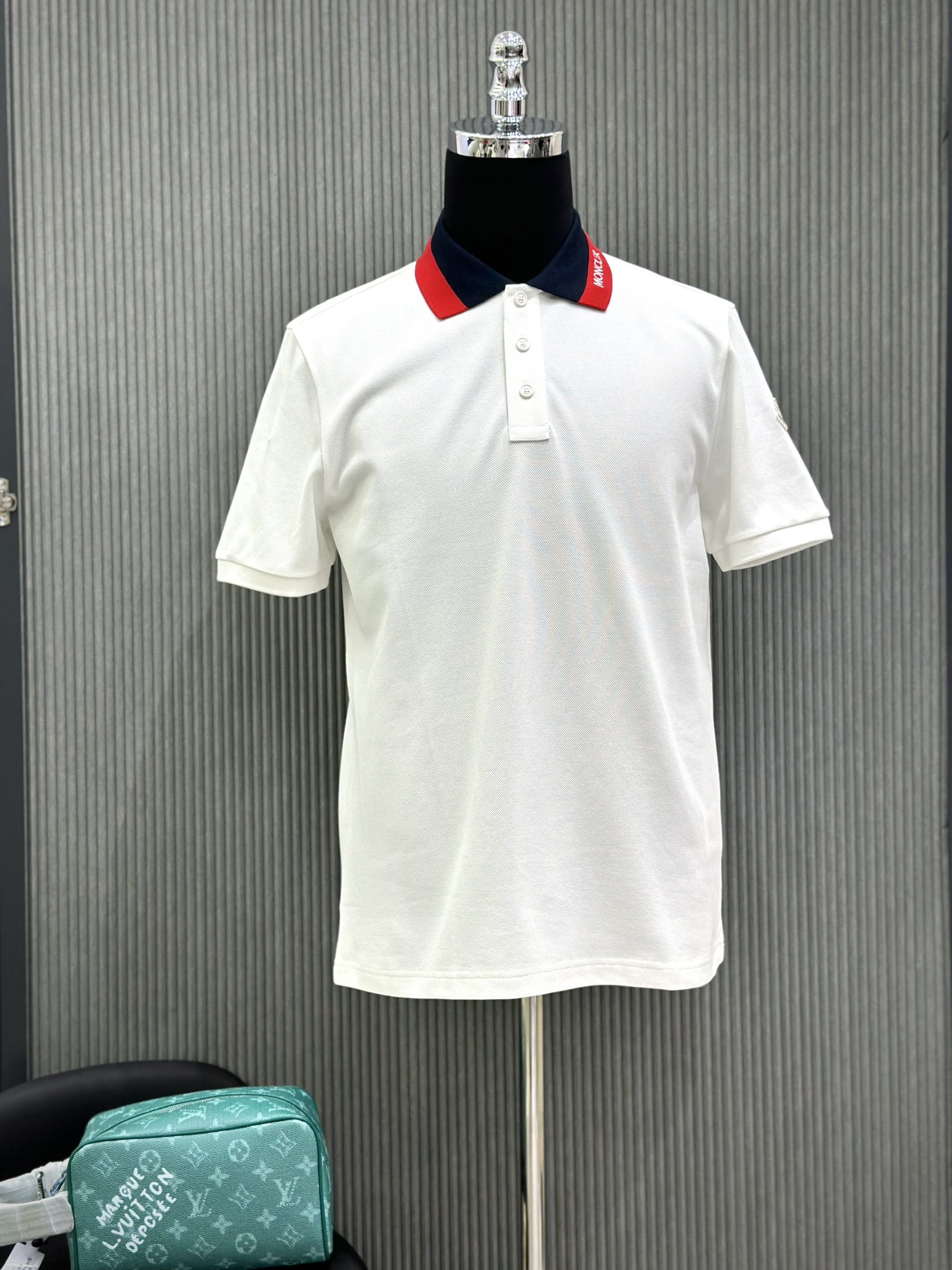 Áo polo Moncler M Trắng phối cổ Đỏ Đen Like Auth 1-1 on web VTN
