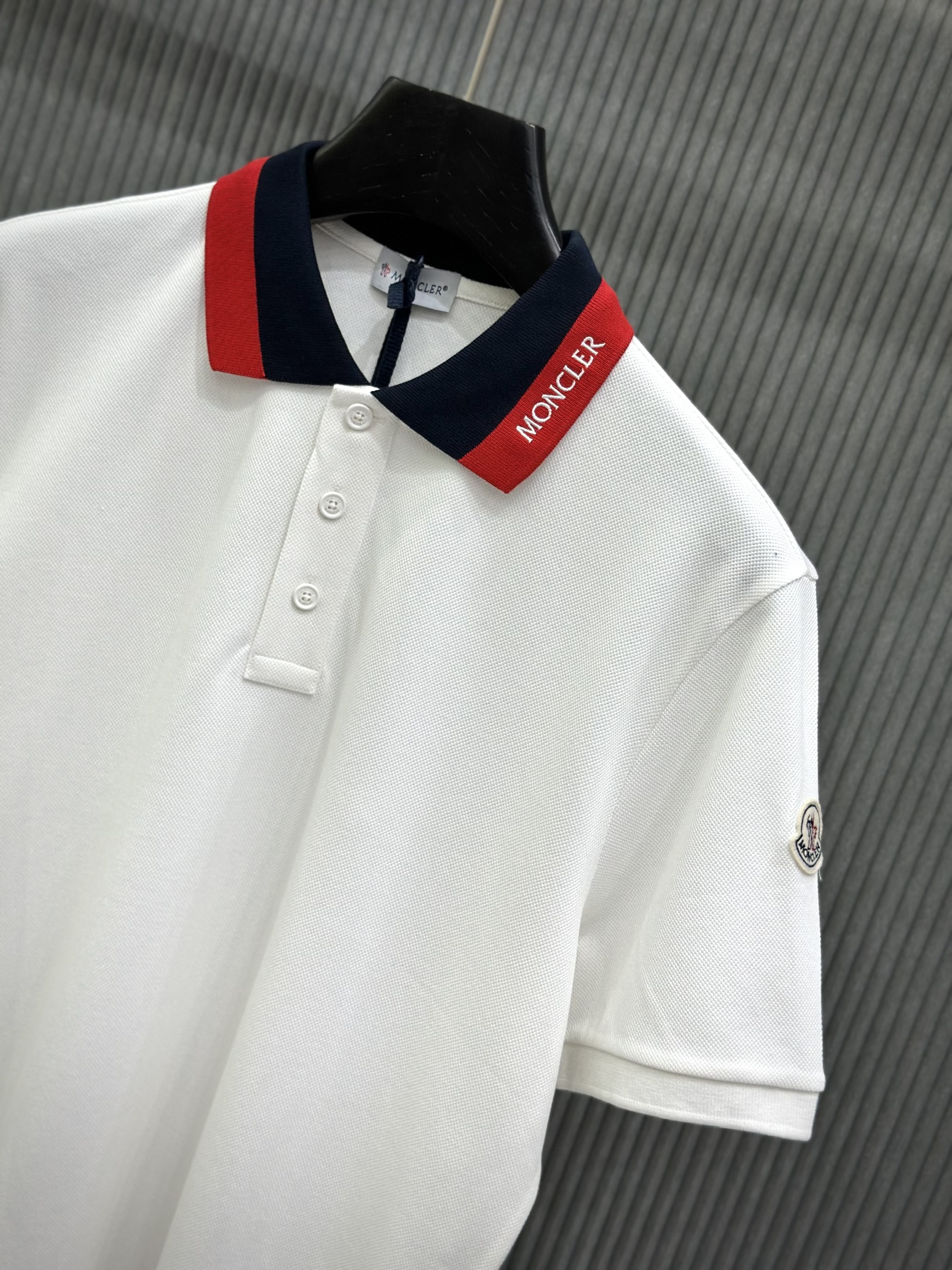 Áo polo Moncler M Trắng phối cổ Đỏ Đen Like Auth 1-1 on web VTN