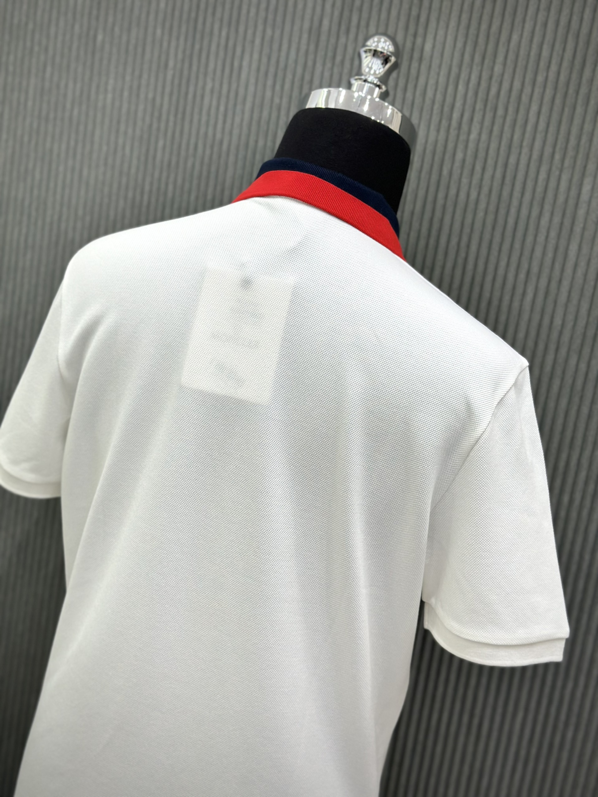 Áo polo Moncler M Trắng phối cổ Đỏ Đen Like Auth 1-1 on web VTN