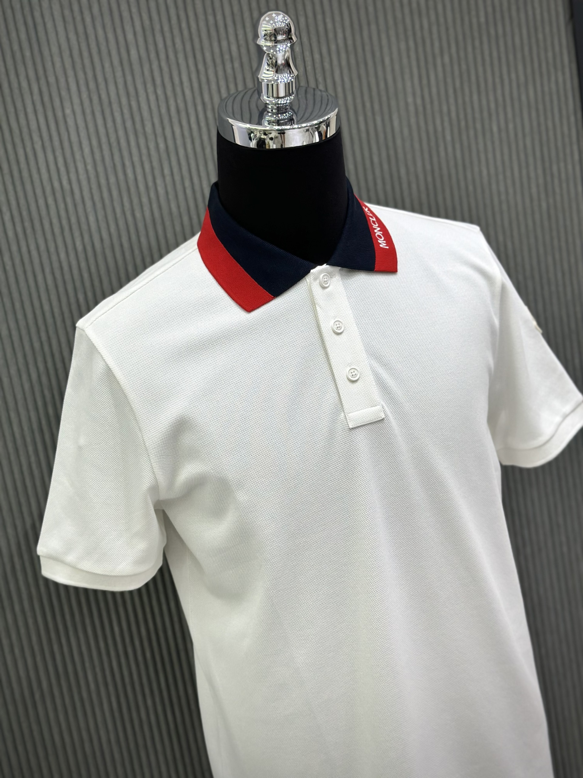 Áo polo Moncler M Trắng phối cổ Đỏ Đen Like Auth 1-1 on web VTN