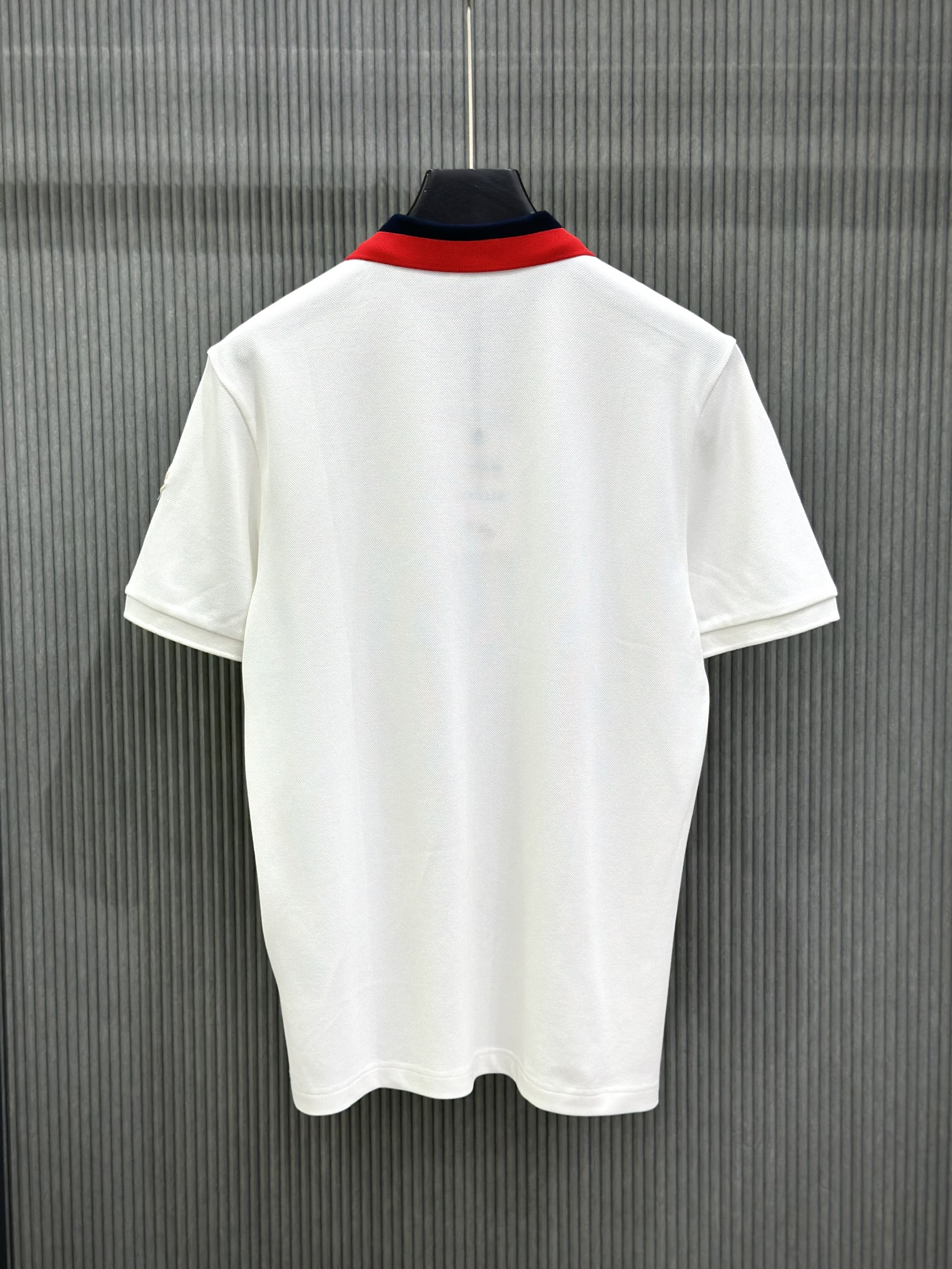 Áo polo Moncler M Trắng phối cổ Đỏ Đen Like Auth 1-1 on web VTN