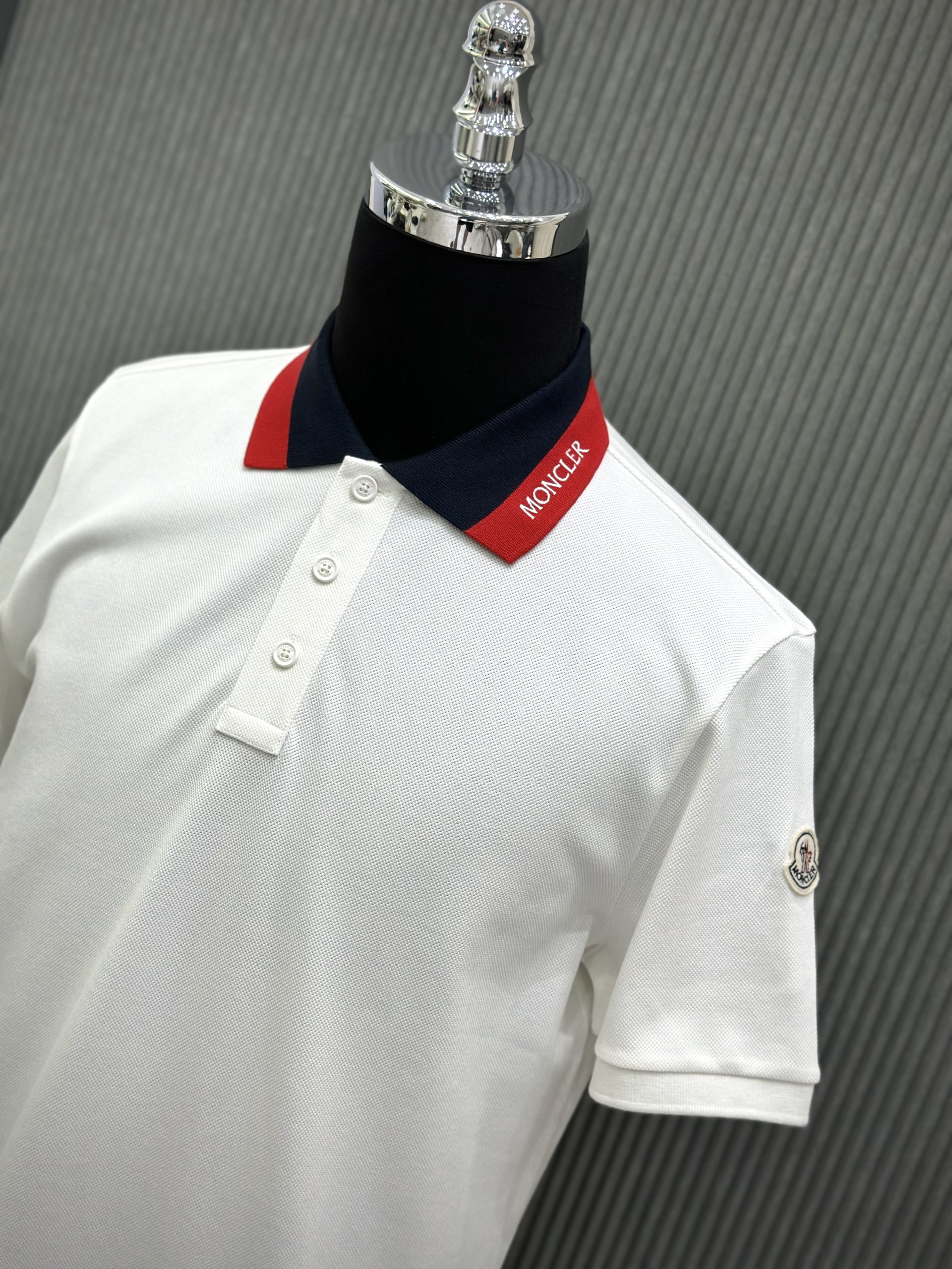 Áo polo Moncler M Trắng phối cổ Đỏ Đen Like Auth 1-1 on web VTN