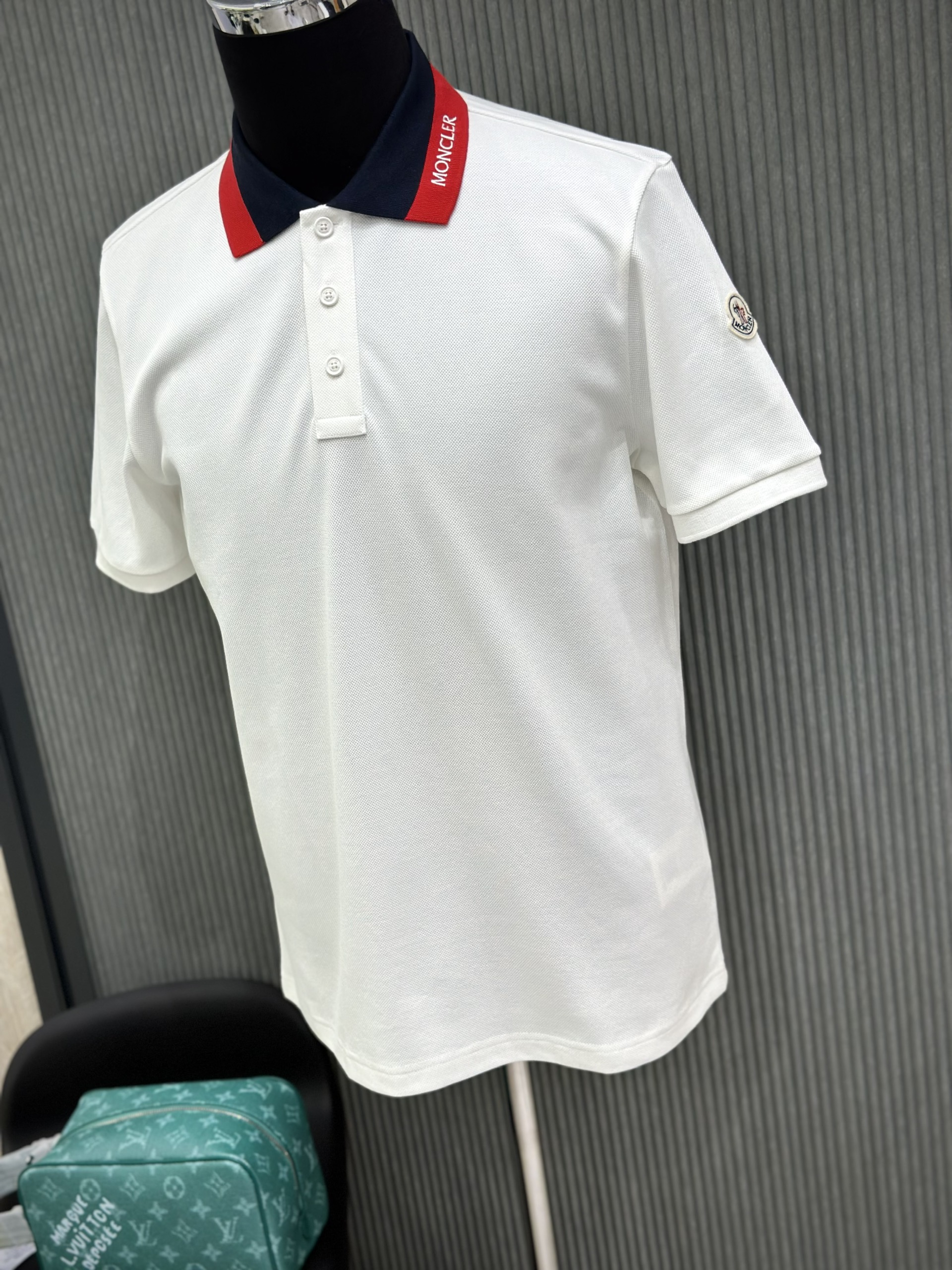 Áo polo Moncler M Trắng phối cổ Đỏ Đen Like Auth 1-1 on web VTN