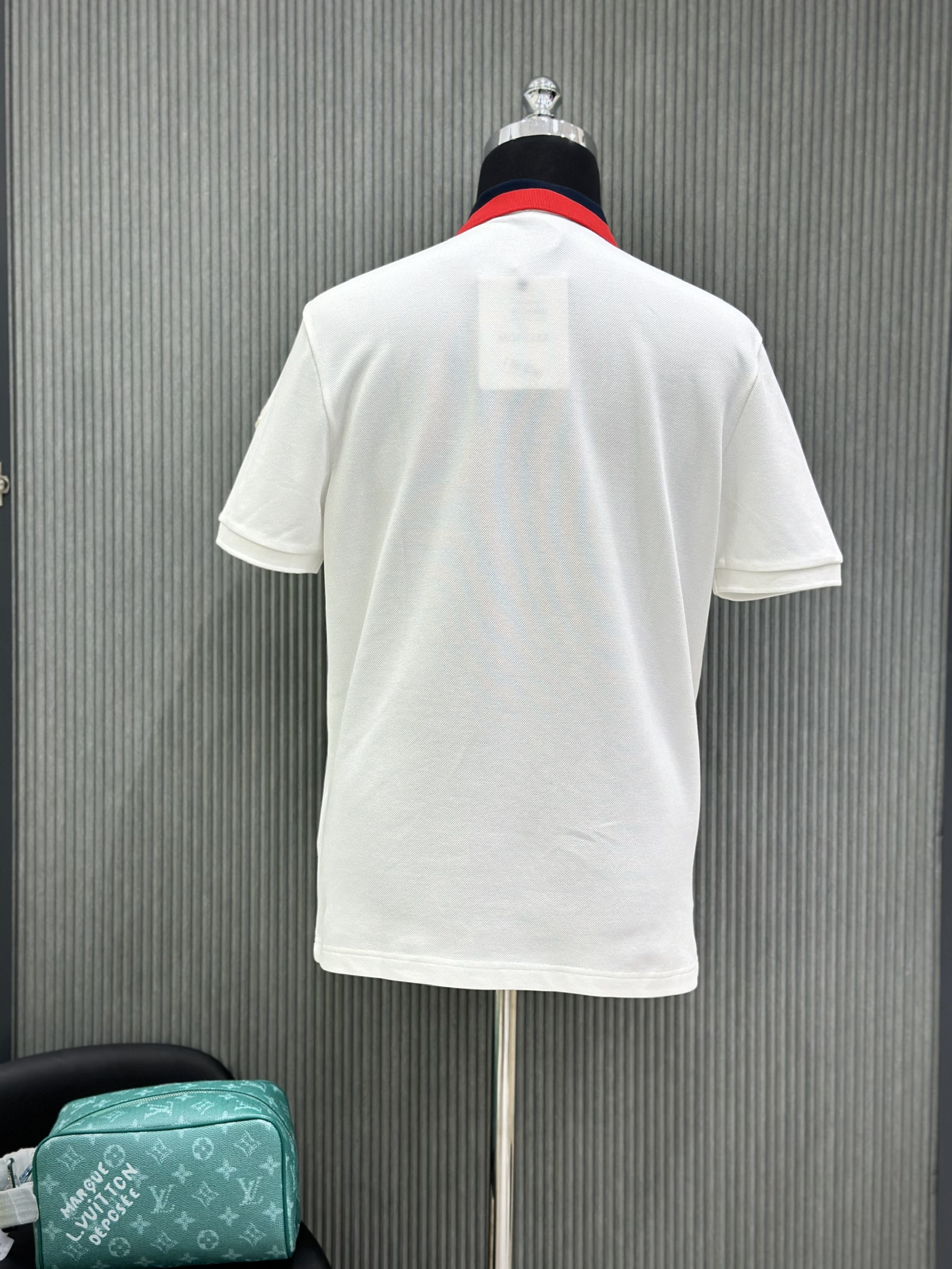 Áo polo Moncler M Trắng phối cổ Đỏ Đen Like Auth 1-1 on web VTN