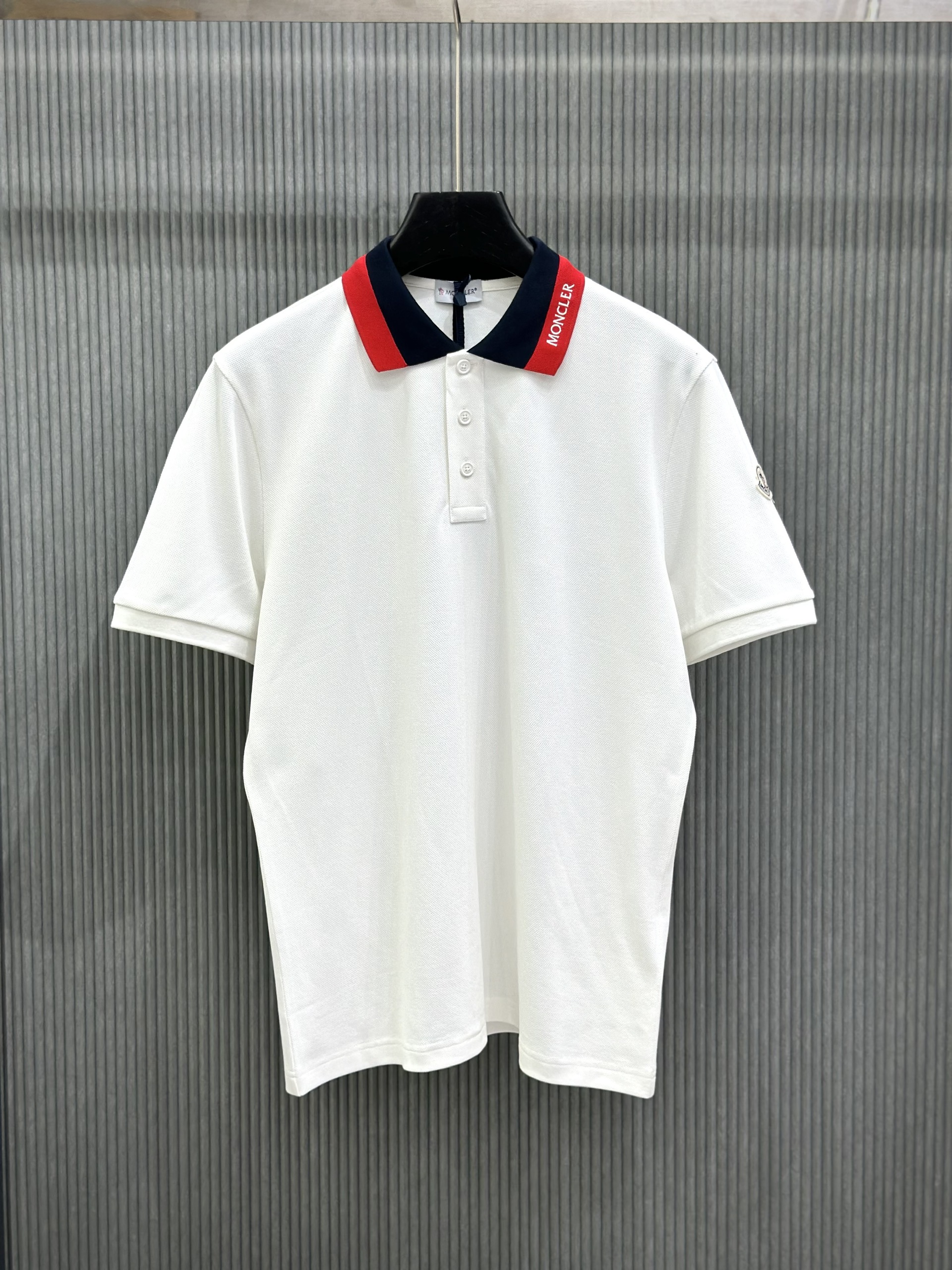 Áo polo Moncler M Trắng phối cổ Đỏ Đen Like Auth 1-1 on web VTN