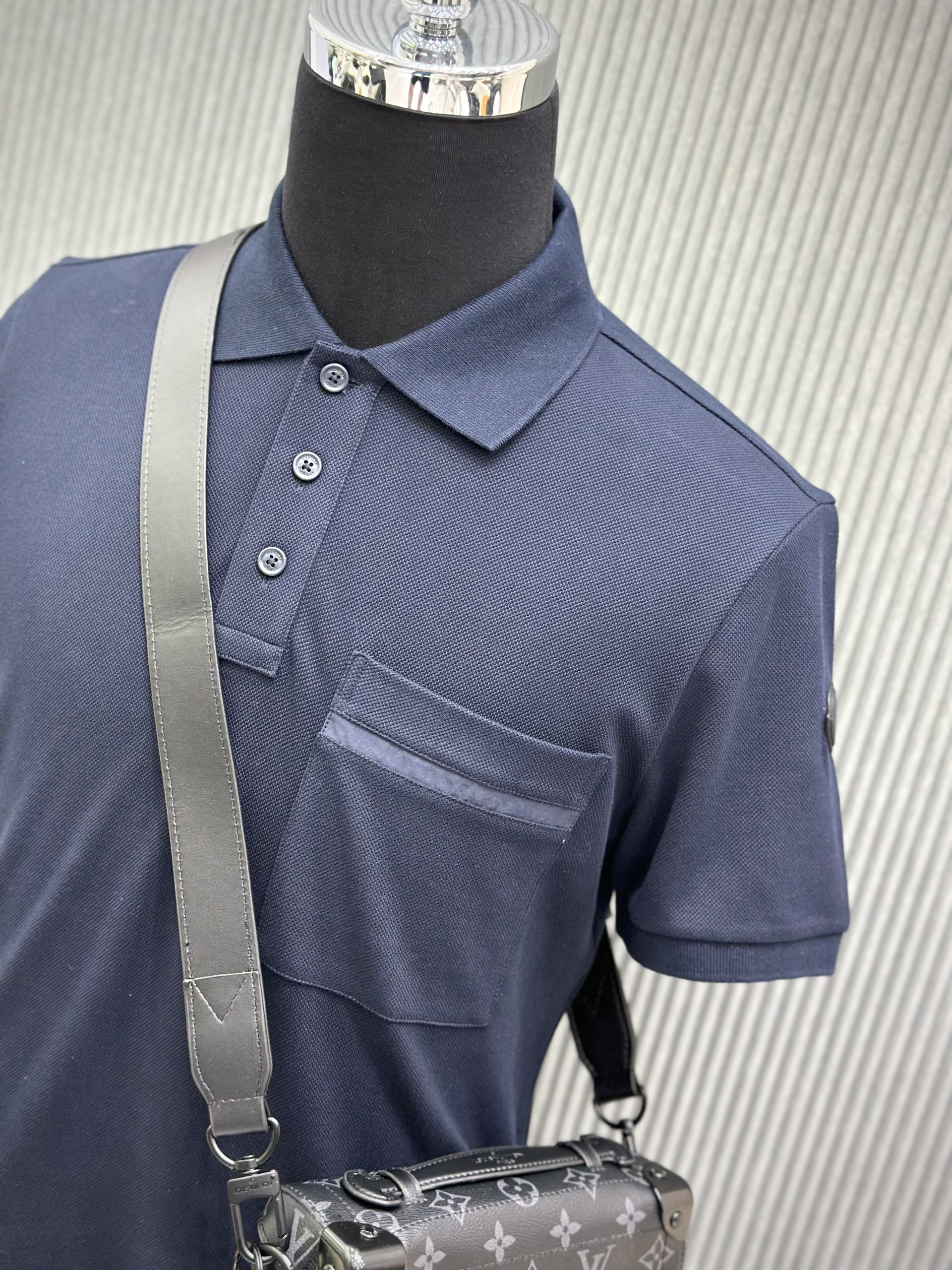 Áo polo Moncler M Xanh than túi ngực logo tròn thêu tay Like Auth 1-1 on web VTN
