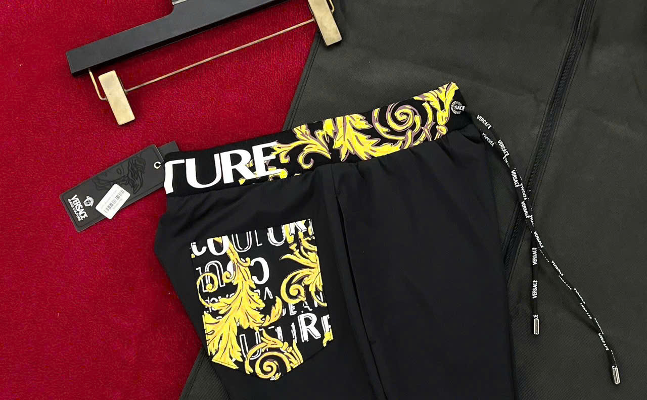Quần short gió Versace VS Đen họa tiết Vàng logo chữ cạp Like Auth 1-1 on web MK