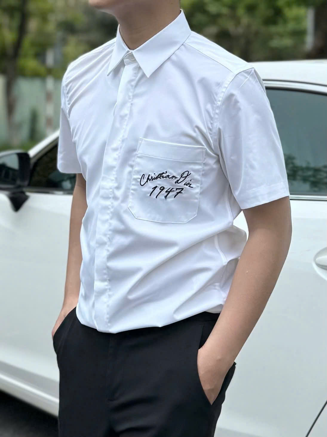 Áo sơ mi cộc tay Dior CD Trắng logo chữ thêu túi ngực Like Auth on web MK