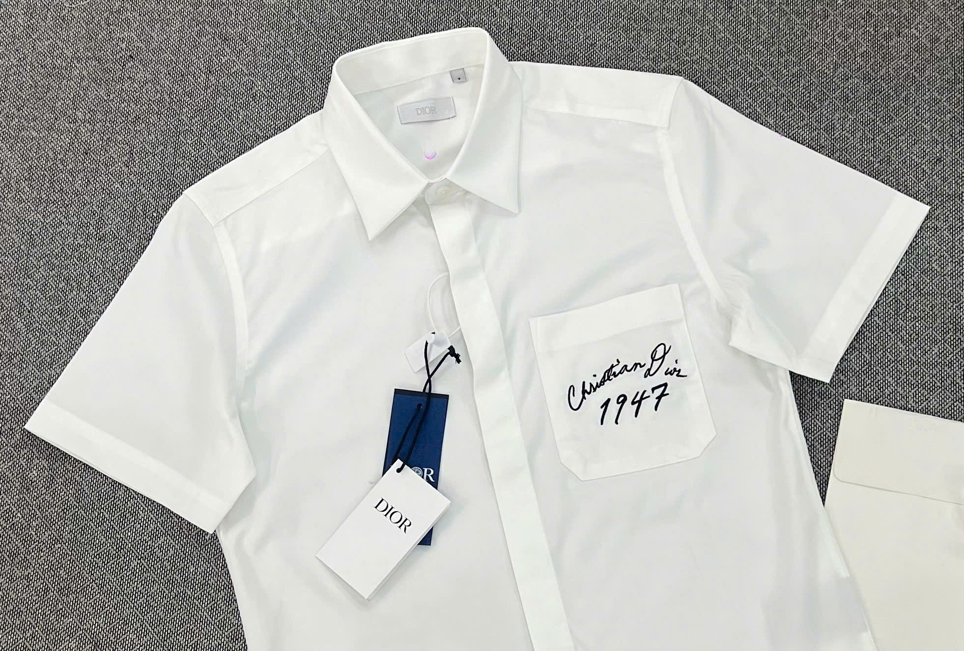 Áo sơ mi cộc tay Dior CD Trắng logo chữ thêu túi ngực Like Auth on web MK