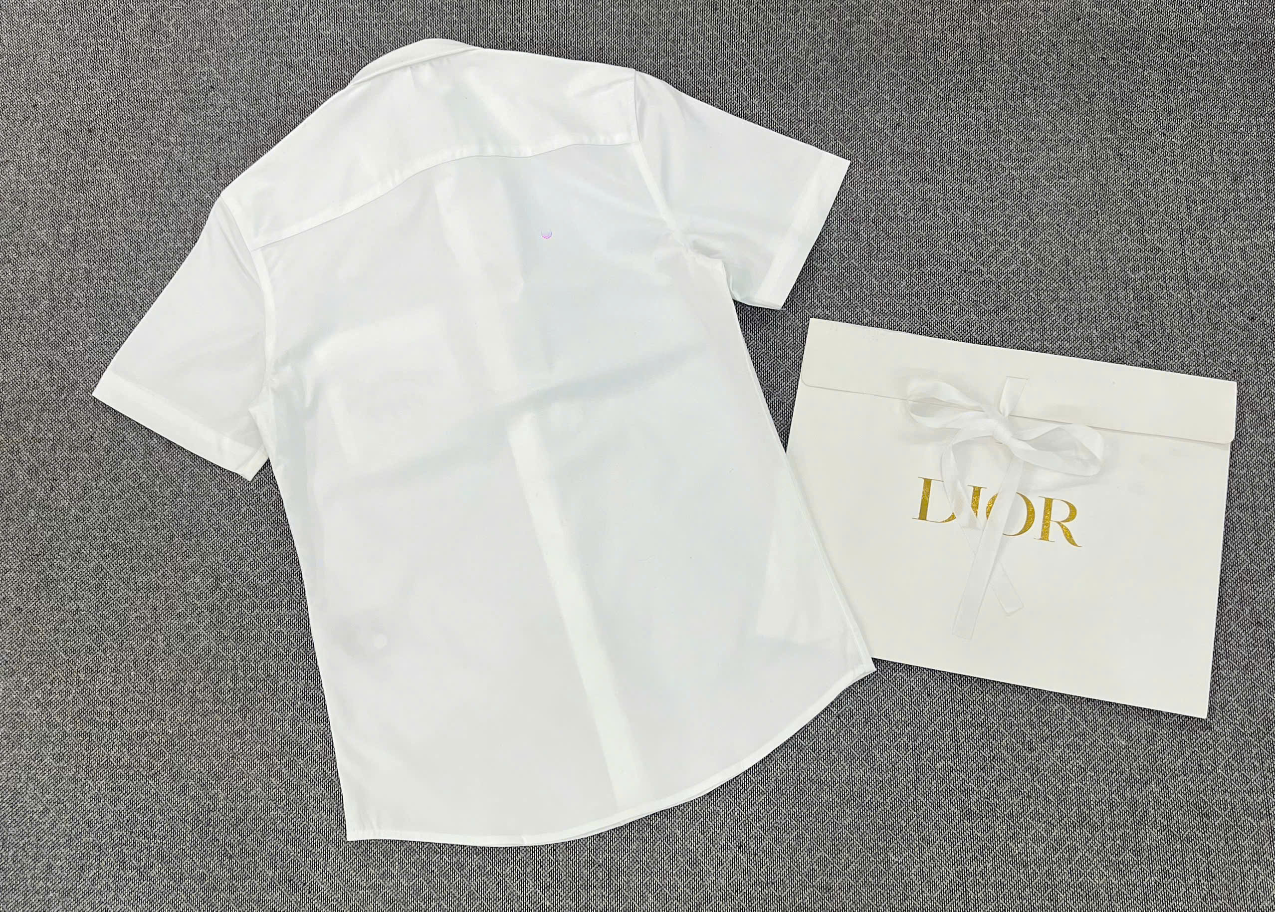 Áo sơ mi cộc tay Dior CD Trắng logo chữ thêu túi ngực Like Auth on web MK