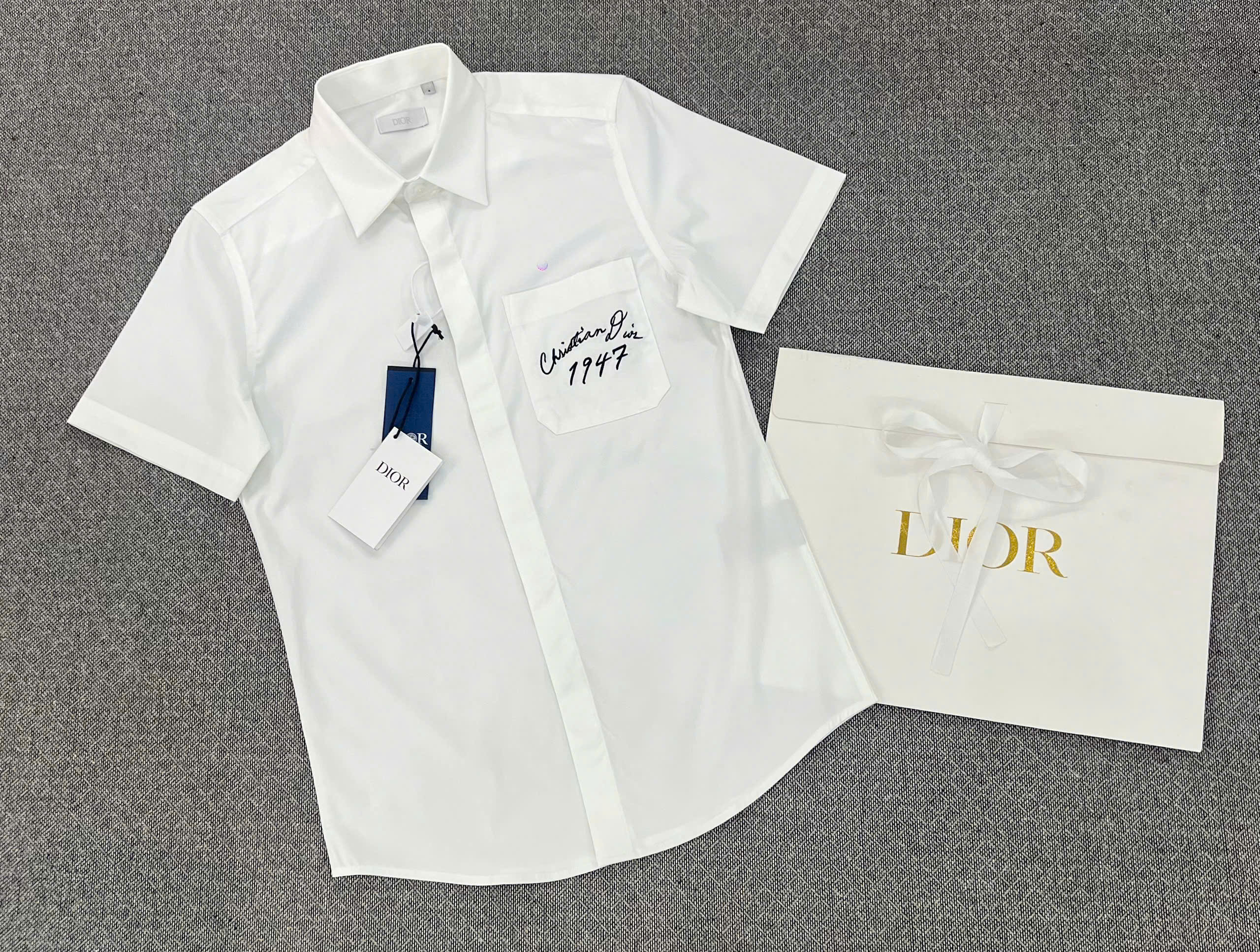 Áo sơ mi cộc tay Dior CD Trắng logo chữ thêu túi ngực Like Auth on web MK