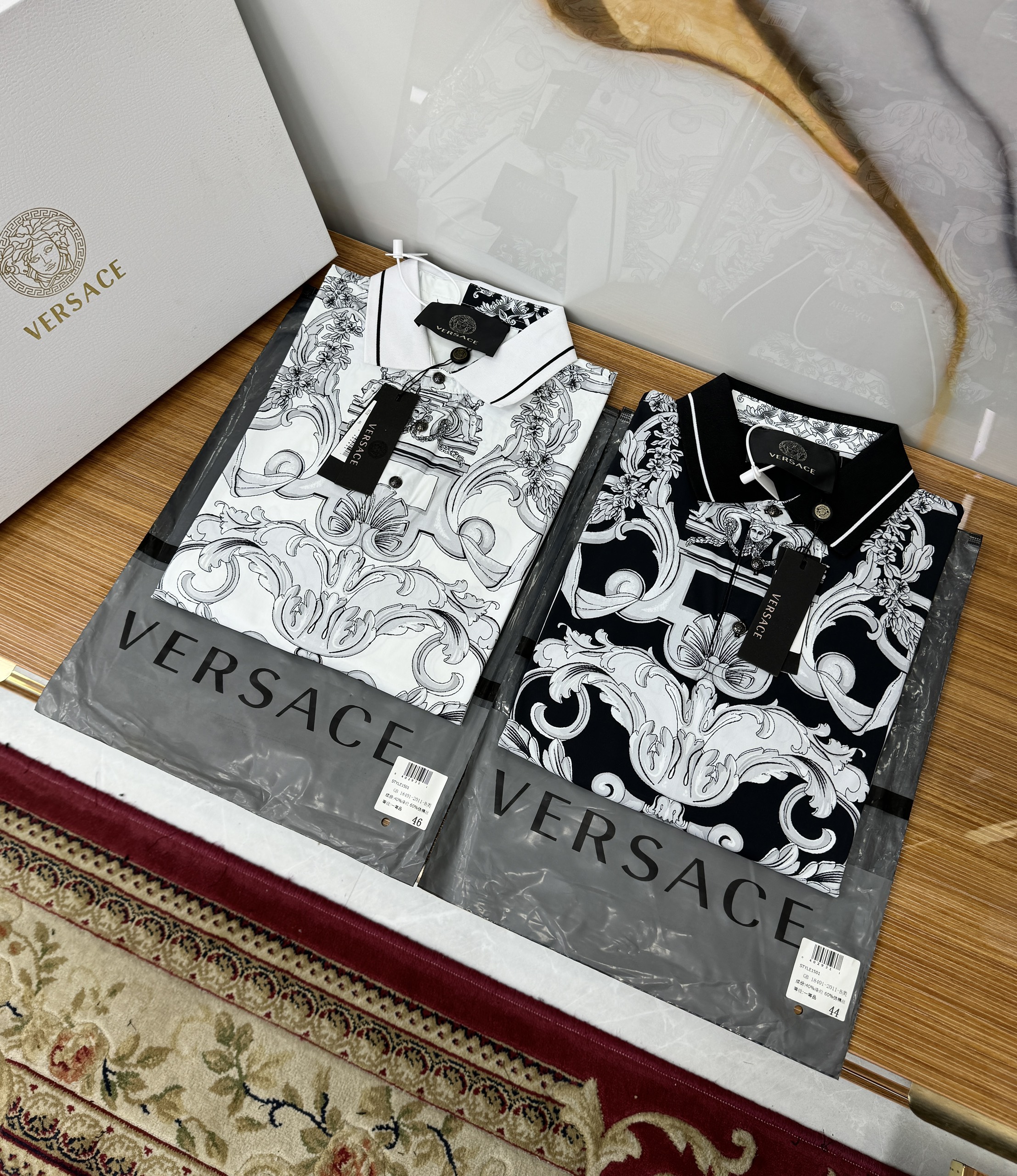 Áo polo Versace VS họa tiết hoa văn nửa trên Like Auth 1-1 on web CD