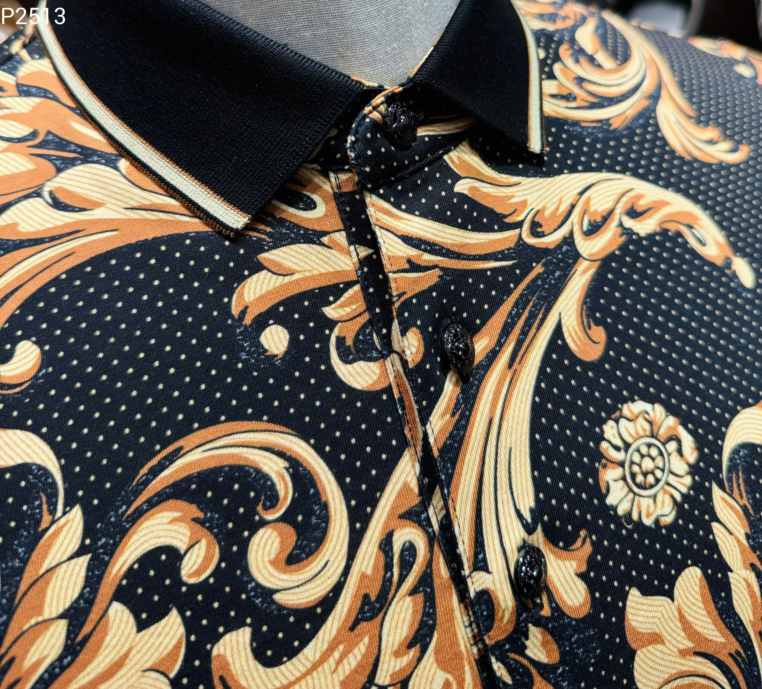 Áo polo Versace VS Đen họa tiết hoa văn Vàng full Like Auth 1-1 on web MK