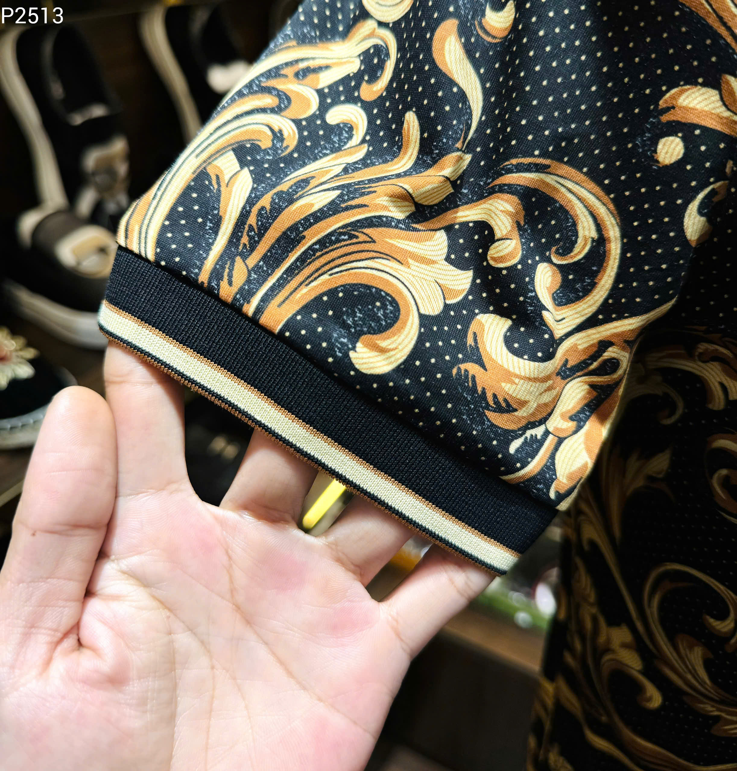 Áo polo Versace VS Đen họa tiết hoa văn Vàng full Like Auth 1-1 on web MK
