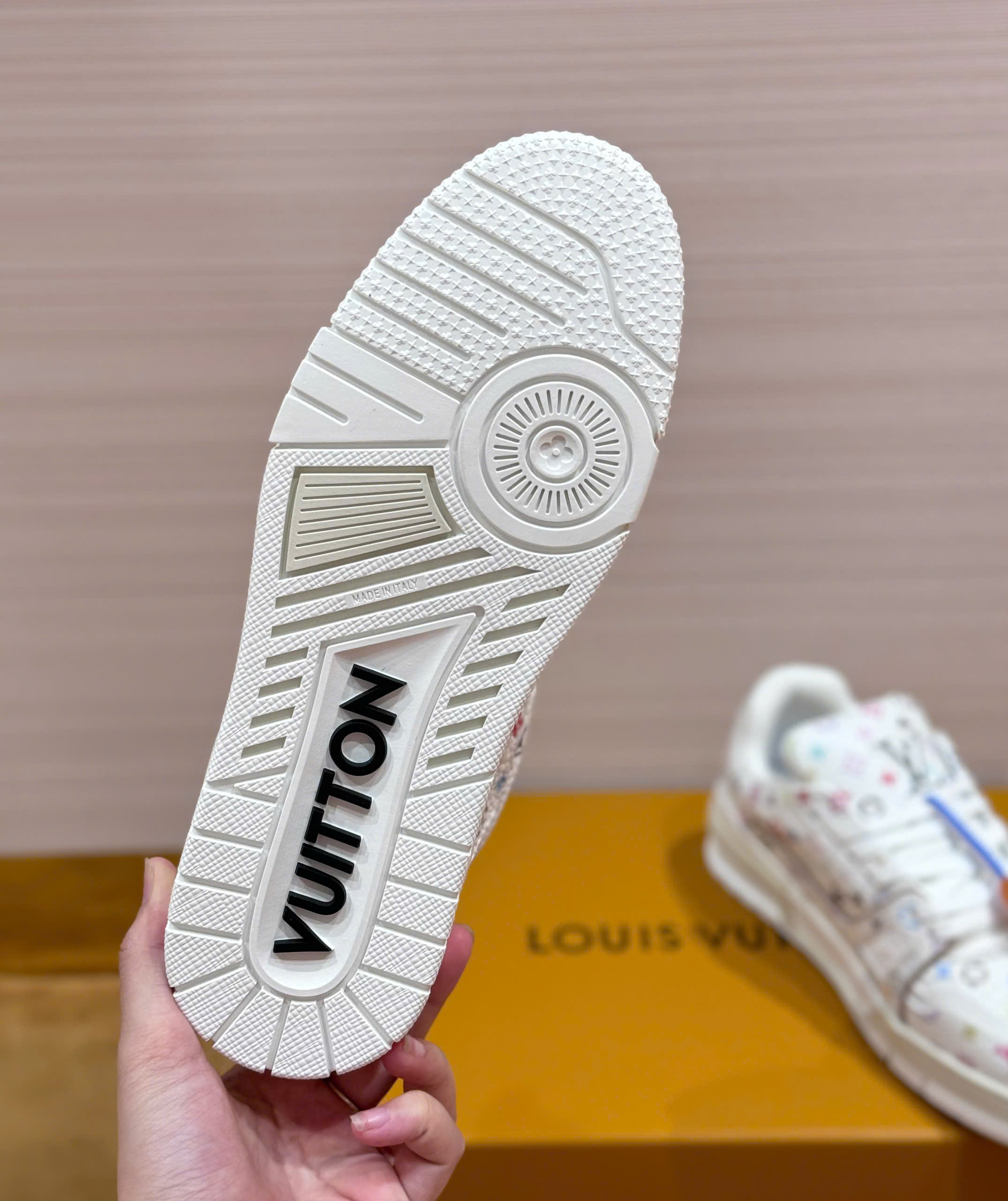 Giày sneaker Louis Vuitton LV Trắng họa tiết hoa vân logo màu sắc full Like Auth Fullbox Phụ Kiện DDT