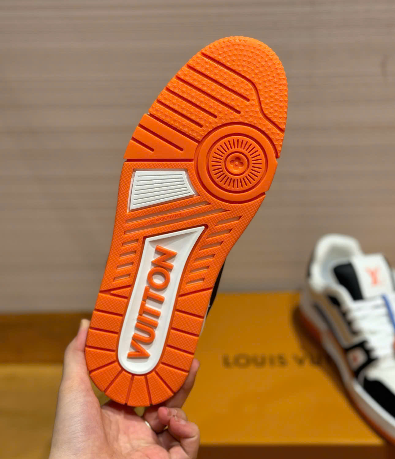 Giày sneaker Louis Vuitton LV Trắng phối màu Đen Cam Like Auth Fullbox Phụ Kiện DDT