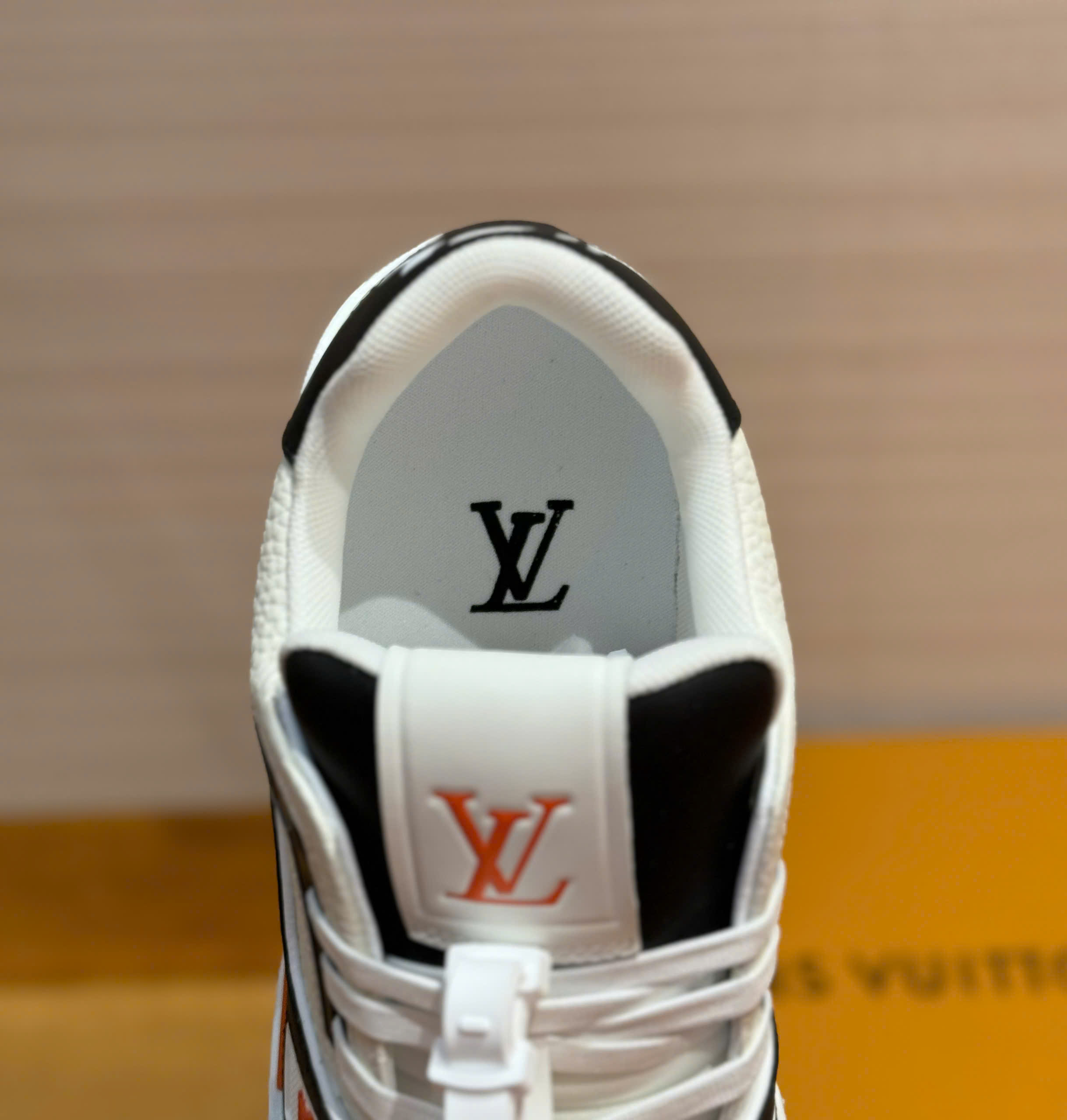 Giày sneaker Louis Vuitton LV Trắng phối màu Đen Cam Like Auth Fullbox Phụ Kiện DDT