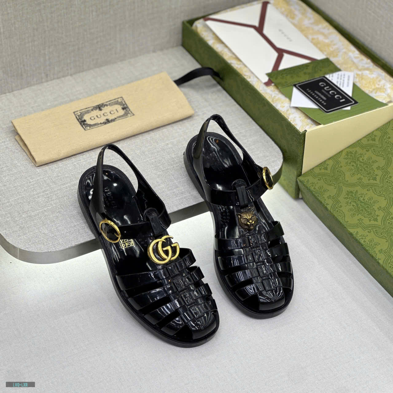 Dép rọ sandal Gucci GC Đen bóng trơn logo Hổ kim loại nổi Like Auth on web fullbox bill thẻ LVQ