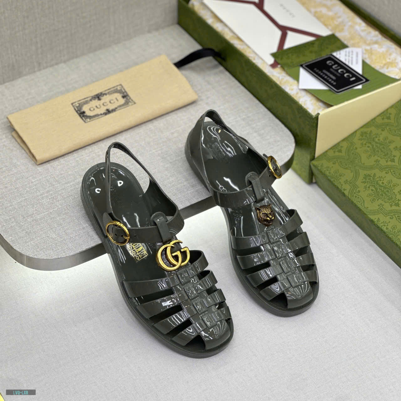 Dép rọ sandal Gucci GC Xanh rêu bóng trơn logo Hổ kim loại nổi Like Auth on web fullbox bill thẻ LVQ