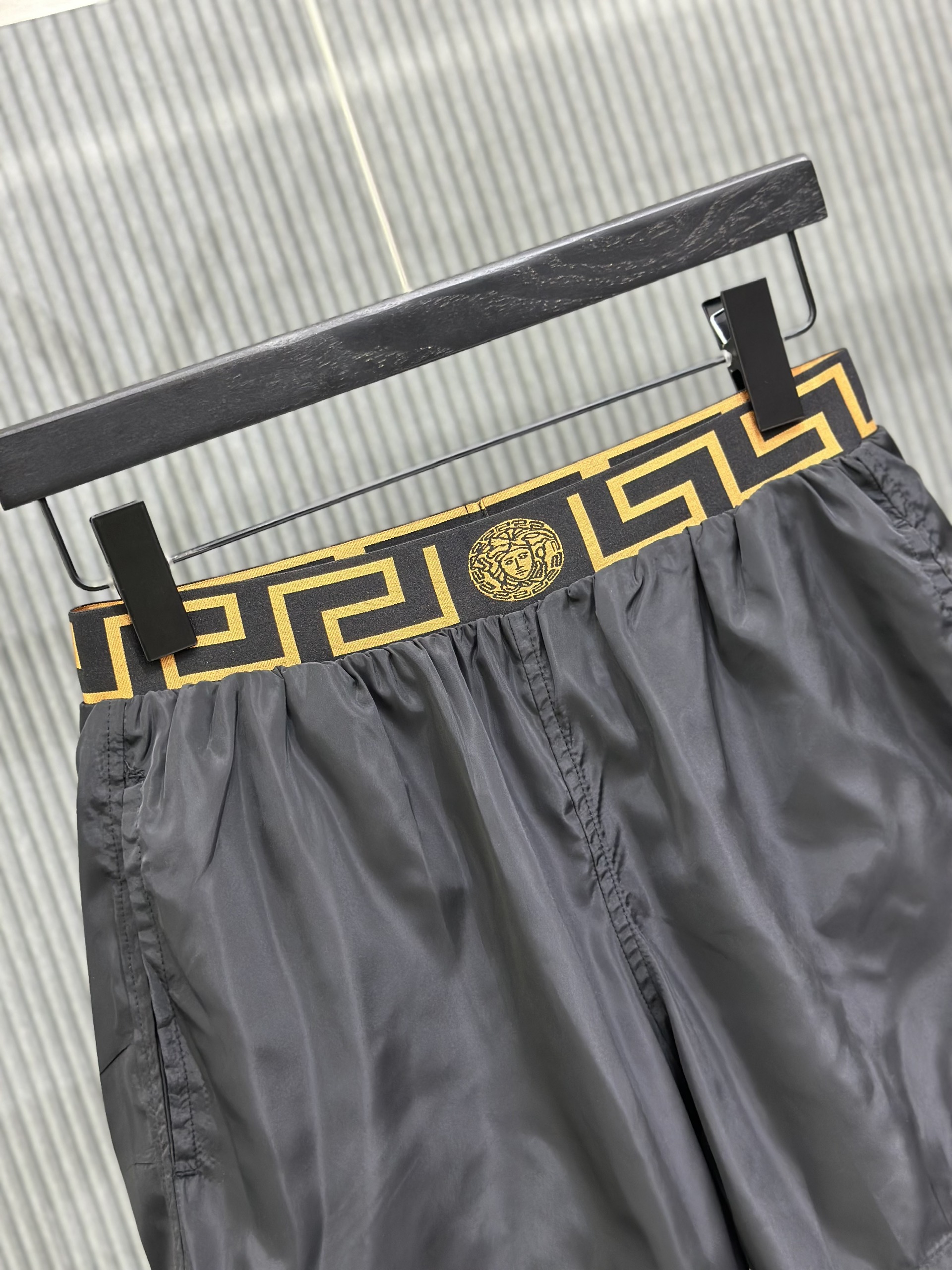 Quần short gió Versace VS Đen trơn phối logo kẻ sọc Vàng cạp Like Auth 1-1 on web VTN