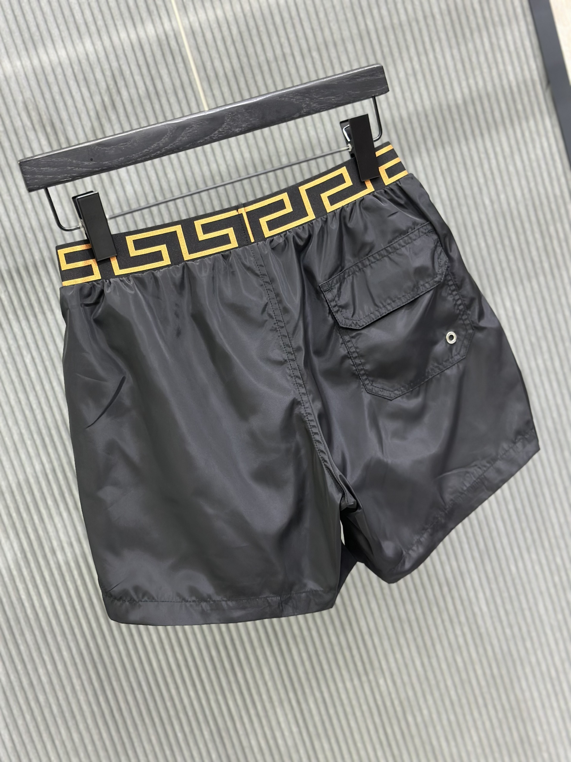 Quần short gió Versace VS Đen trơn phối logo kẻ sọc Vàng cạp Like Auth 1-1 on web VTN