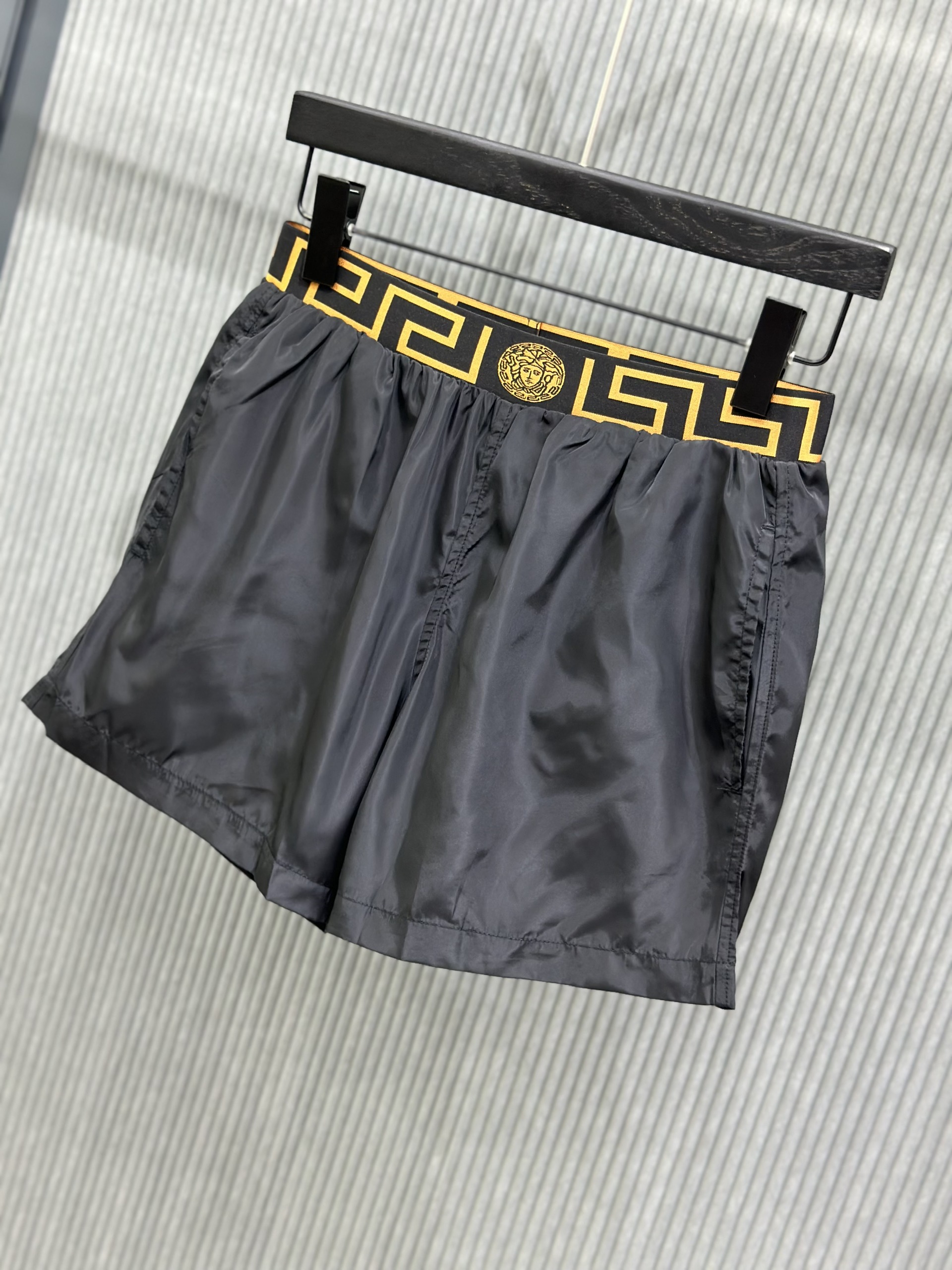 Quần short gió Versace VS Đen trơn phối logo kẻ sọc Vàng cạp Like Auth 1-1 on web VTN