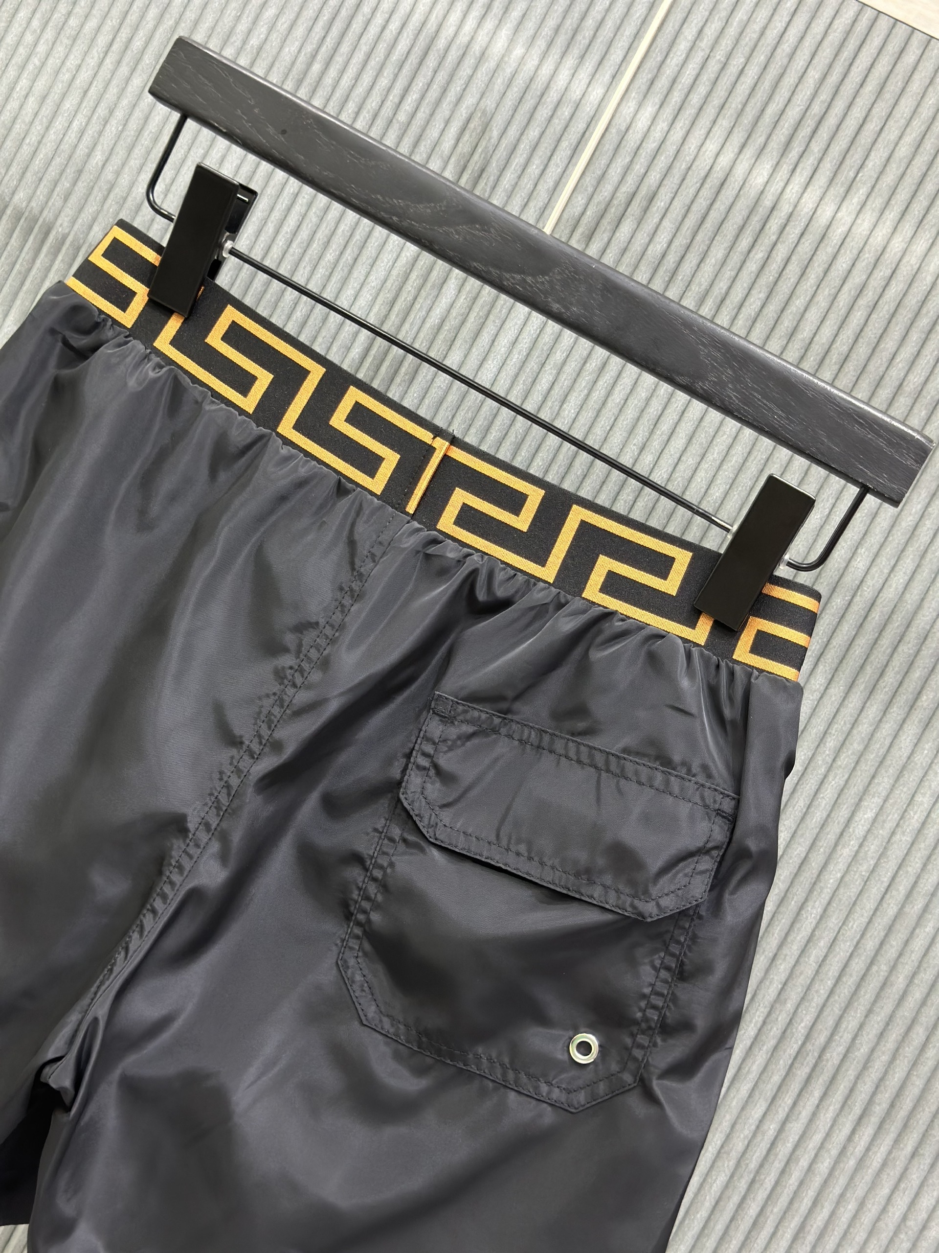 Quần short gió Versace VS Đen trơn phối logo kẻ sọc Vàng cạp Like Auth 1-1 on web VTN