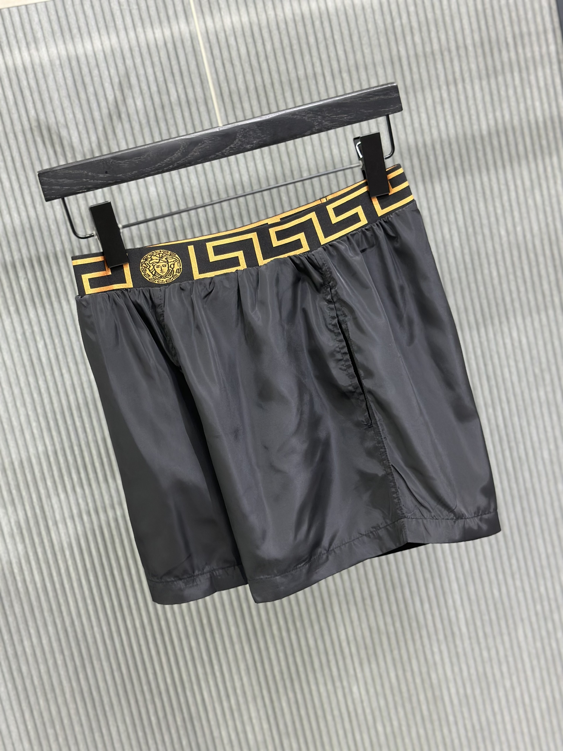 Quần short gió Versace VS Đen trơn phối logo kẻ sọc Vàng cạp Like Auth 1-1 on web VTN