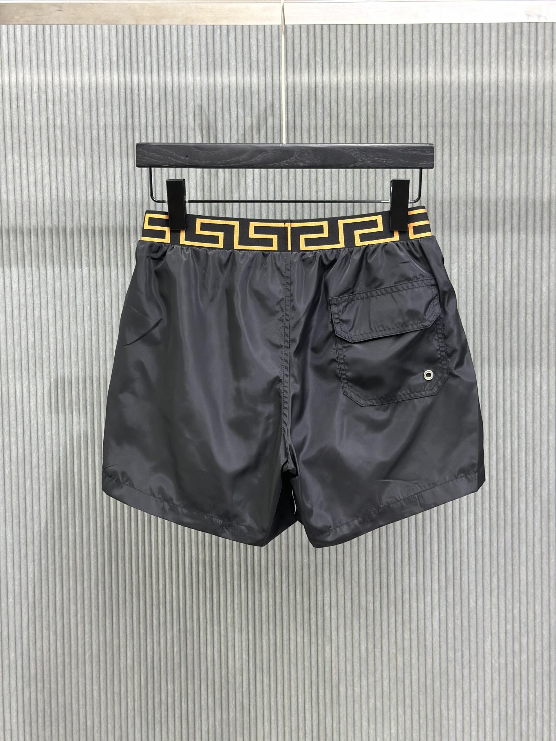 Quần short gió Versace VS Đen trơn phối logo kẻ sọc Vàng cạp Like Auth 1-1 on web VTN