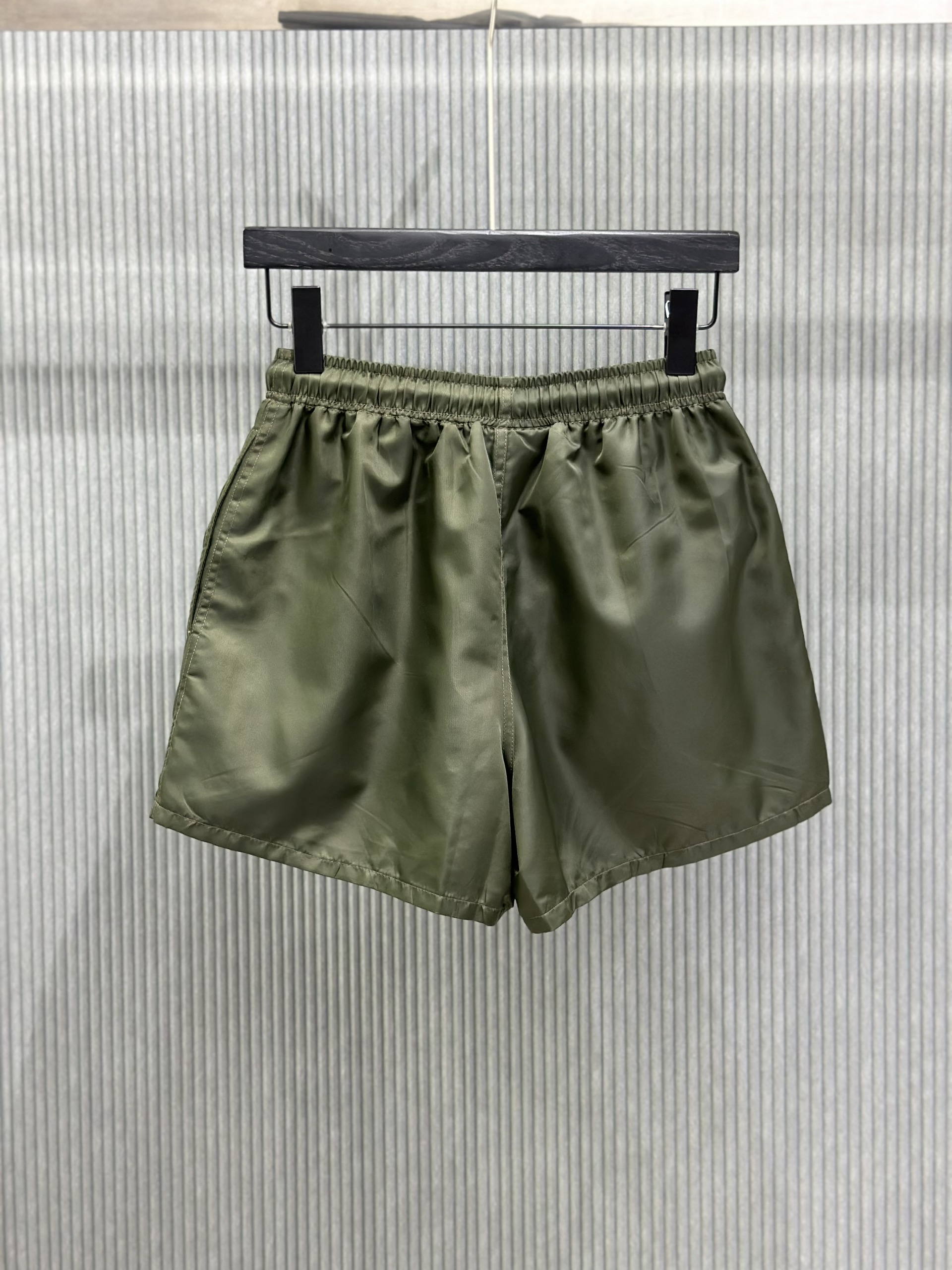 Quần short gió Essentials Xanh rêu trơn logo chữ đùi Like Auth 1-1 on web VTN