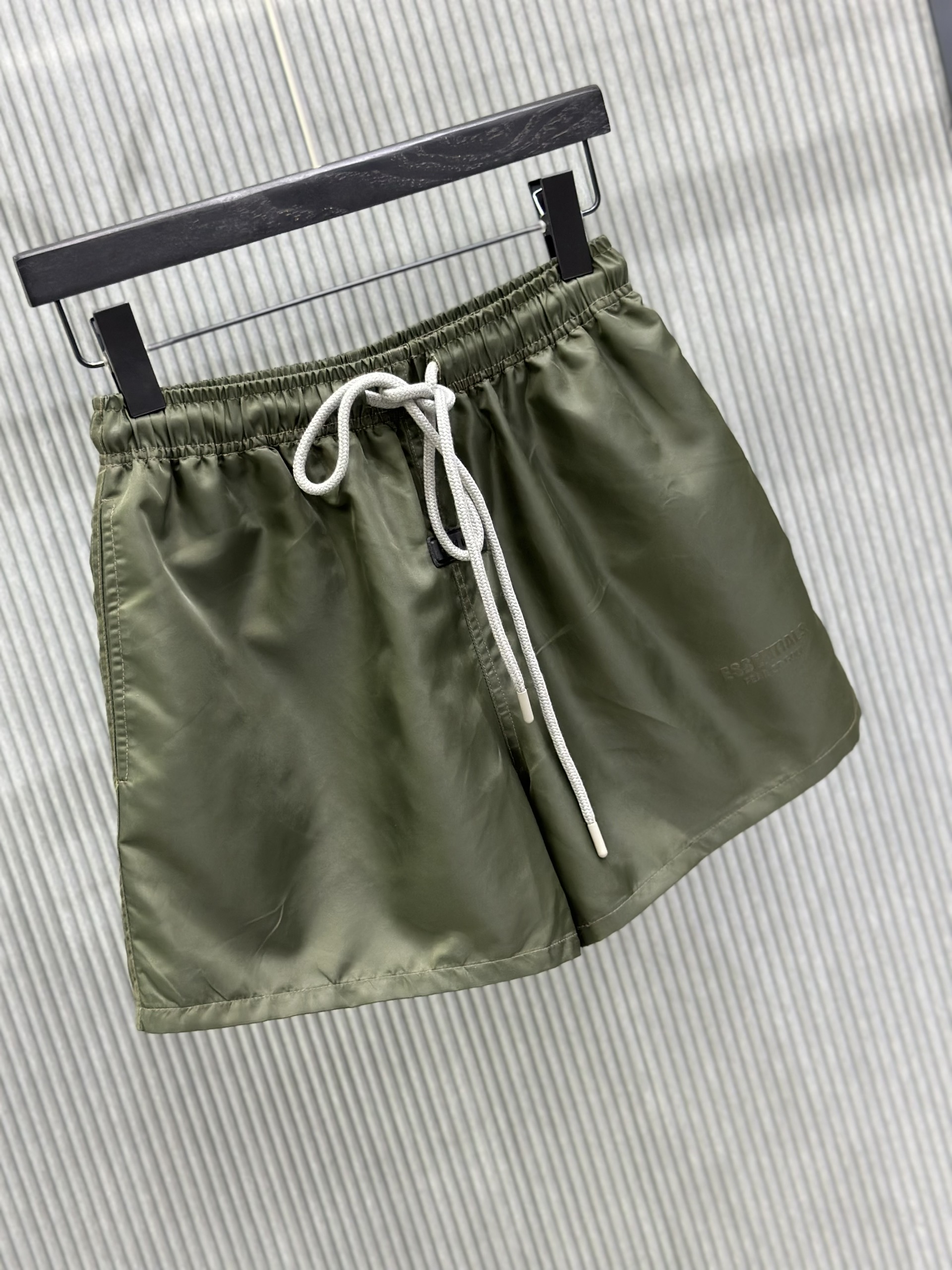 Quần short gió Essentials Xanh rêu trơn logo chữ đùi Like Auth 1-1 on web VTN
