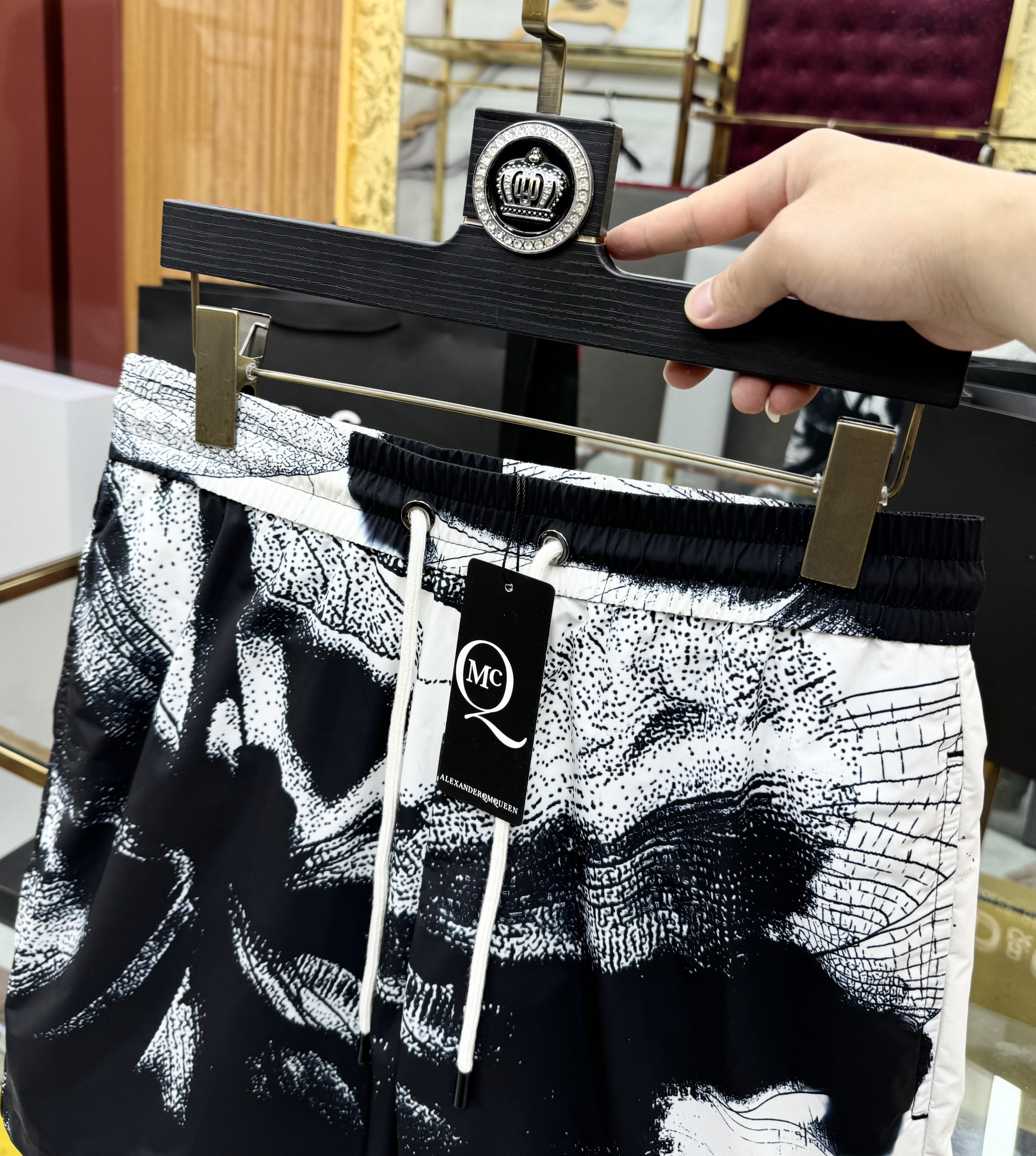 Quần short gió McQueen MC họa tiết chuồn chuồn Like Auth 1-1 on web CD
