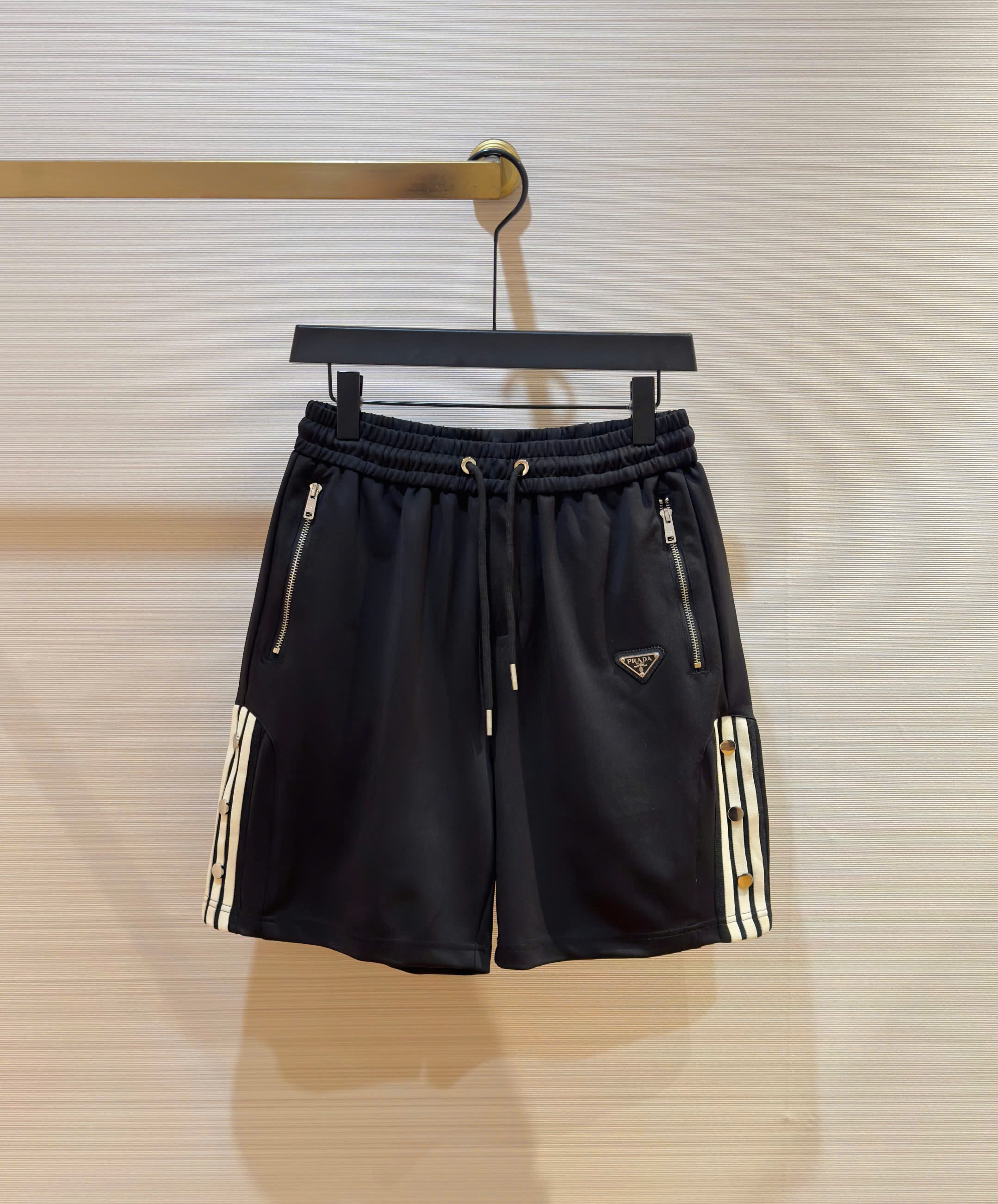 Quần short nỉ Prada P Đen kẻ sọc Trắng viền đùi Like Auth 1-1 on web DDT