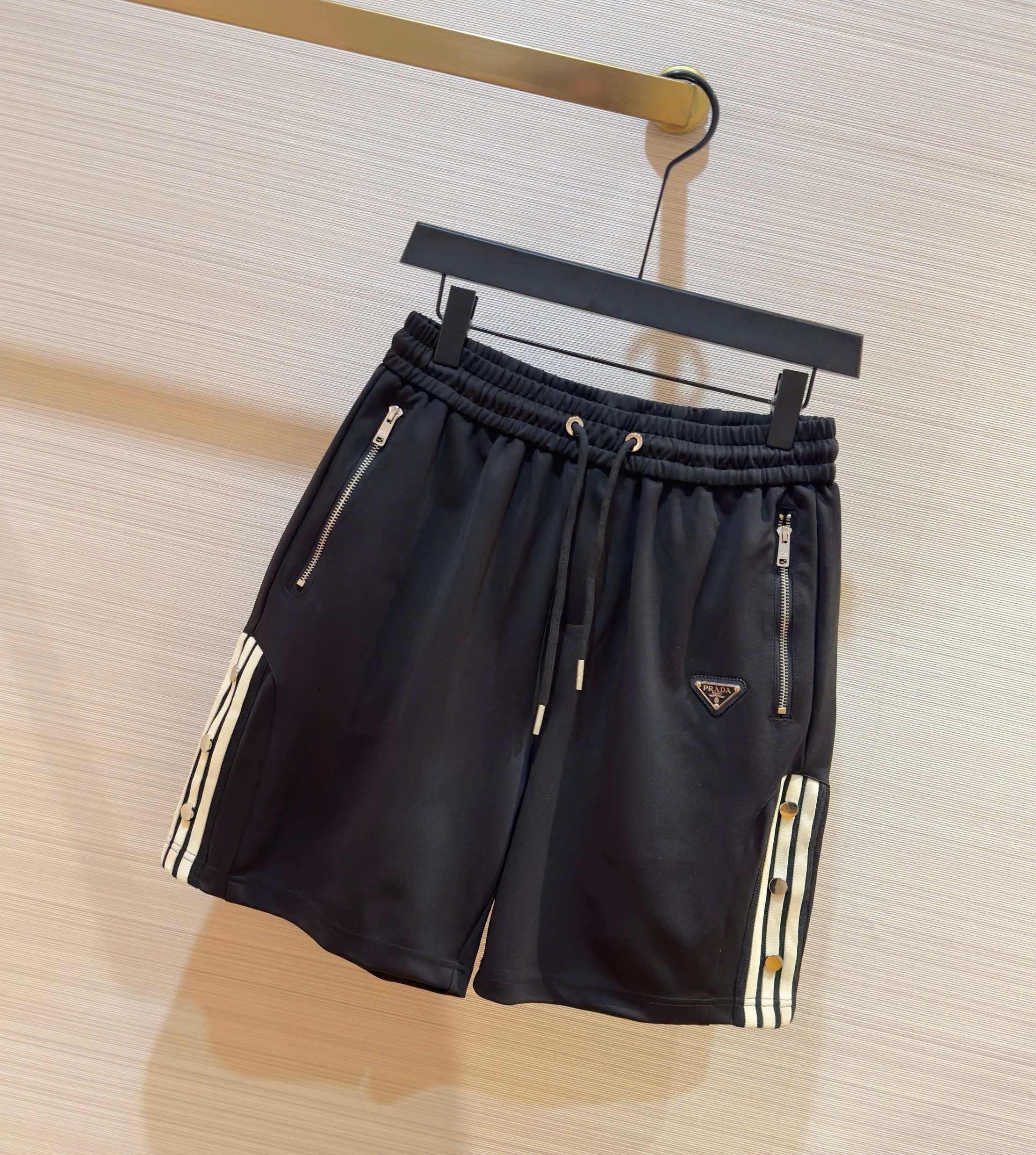 Quần short nỉ Prada P Đen kẻ sọc Trắng viền đùi Like Auth 1-1 on web DDT