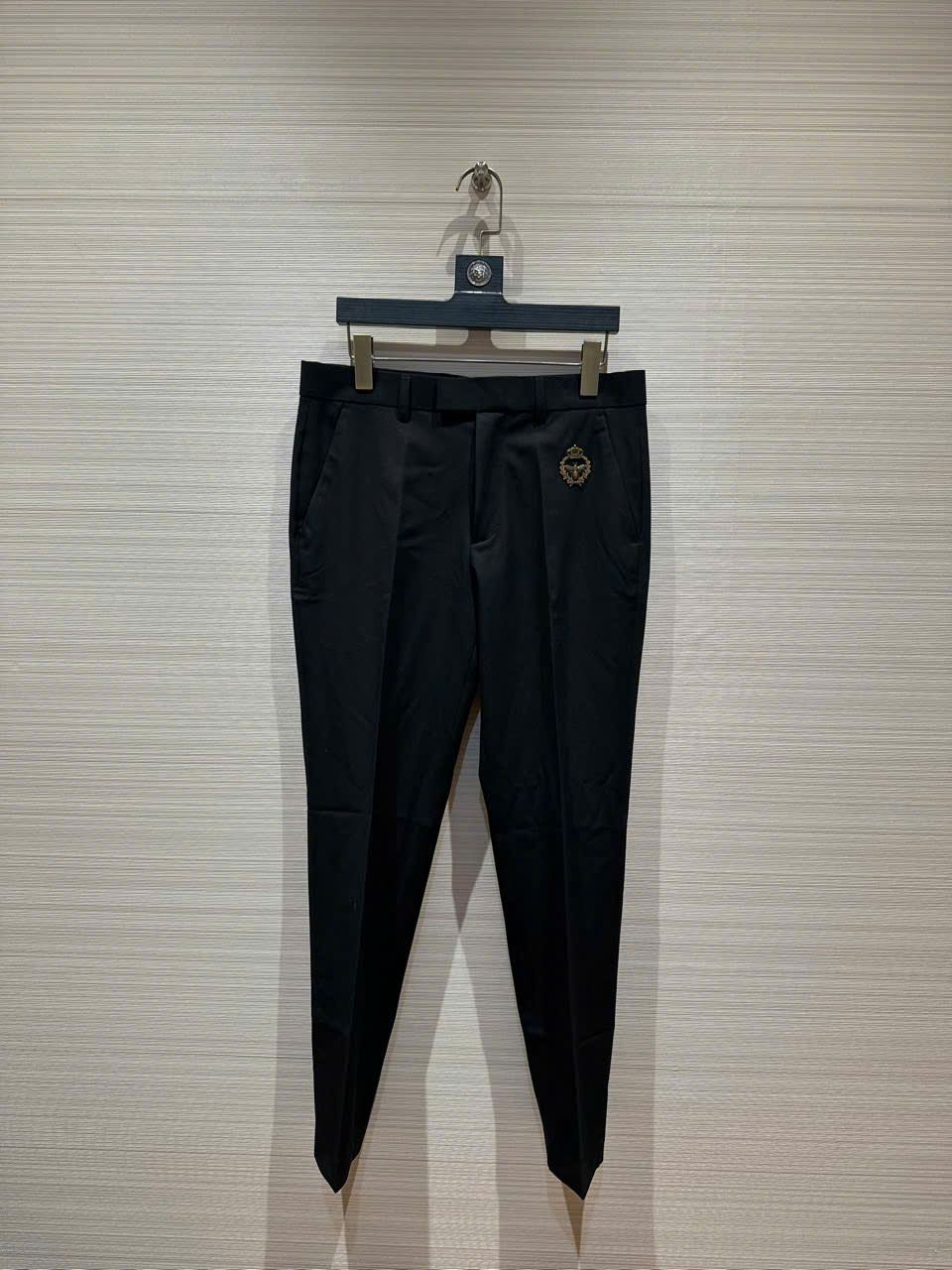 Quần Tây, Âu Dolce Gabbana DG Đen logo huy hiệu thêu cạp Like Auth on web DDT