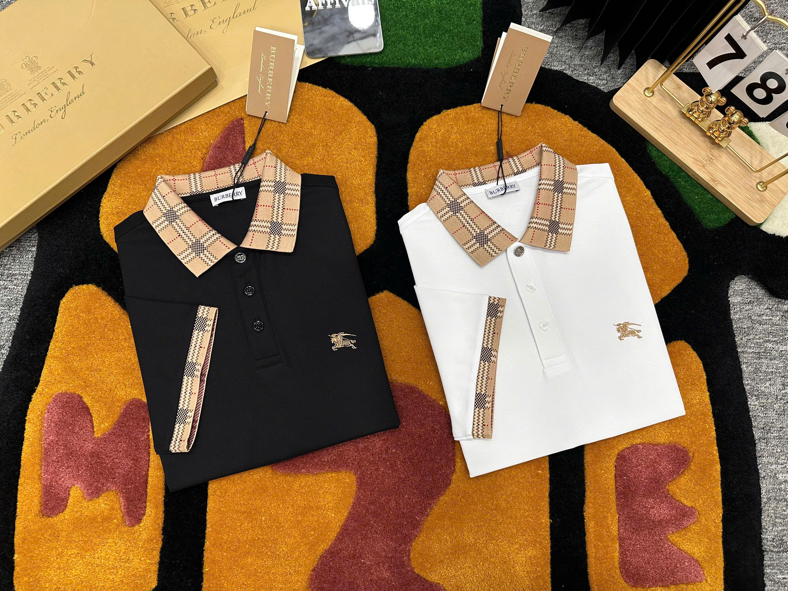 Áo polo Burberry logo thêu ngực phối kẻ sọc cổ tay Nâu Like Auth 1-1 on web MK