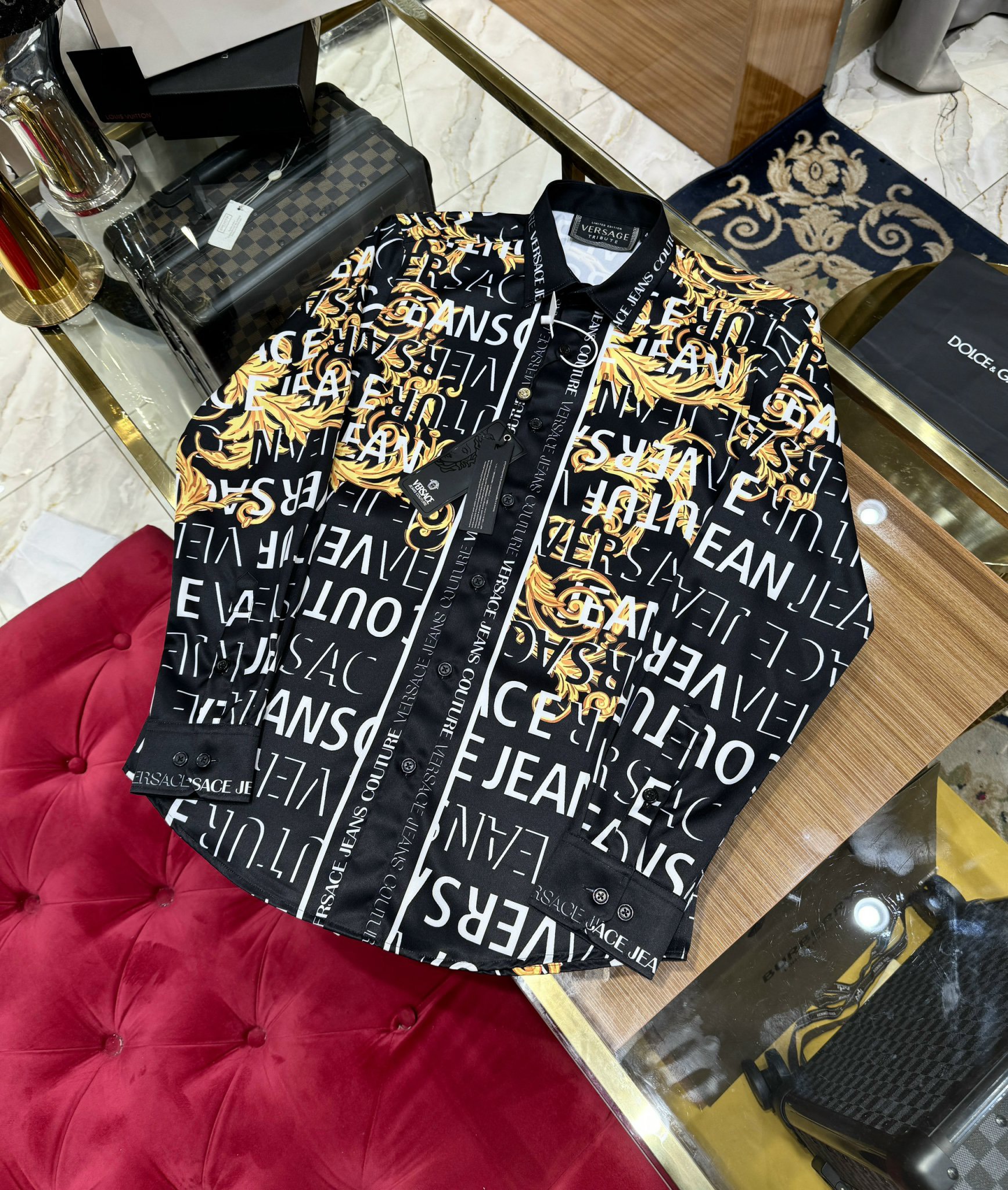 Áo sơ mi dài tay Versace VS Đen họa tiết logo chữ lá vàng full Like Auth on web CD