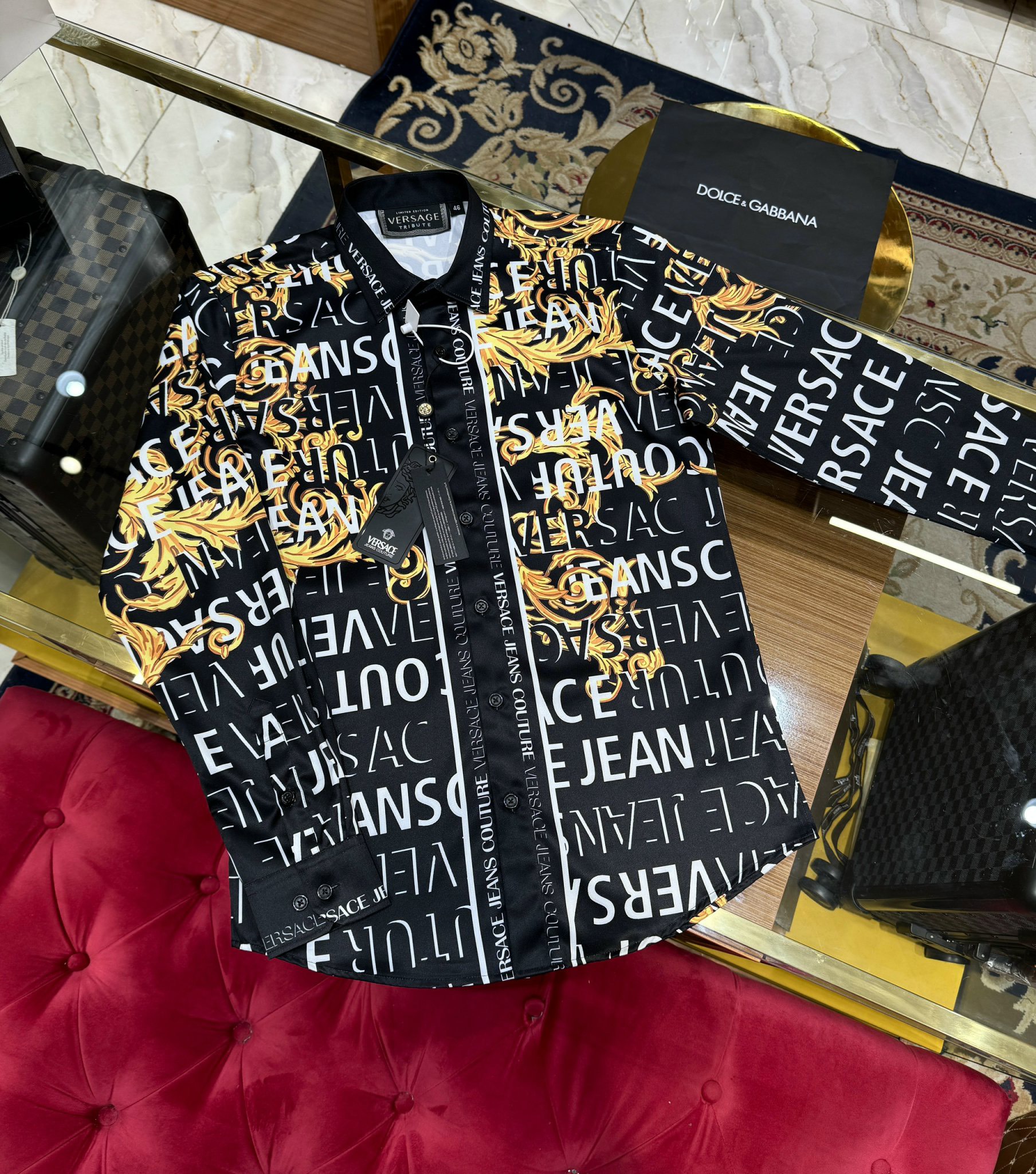 Áo sơ mi dài tay Versace VS Đen họa tiết logo chữ lá vàng full Like Auth on web CD