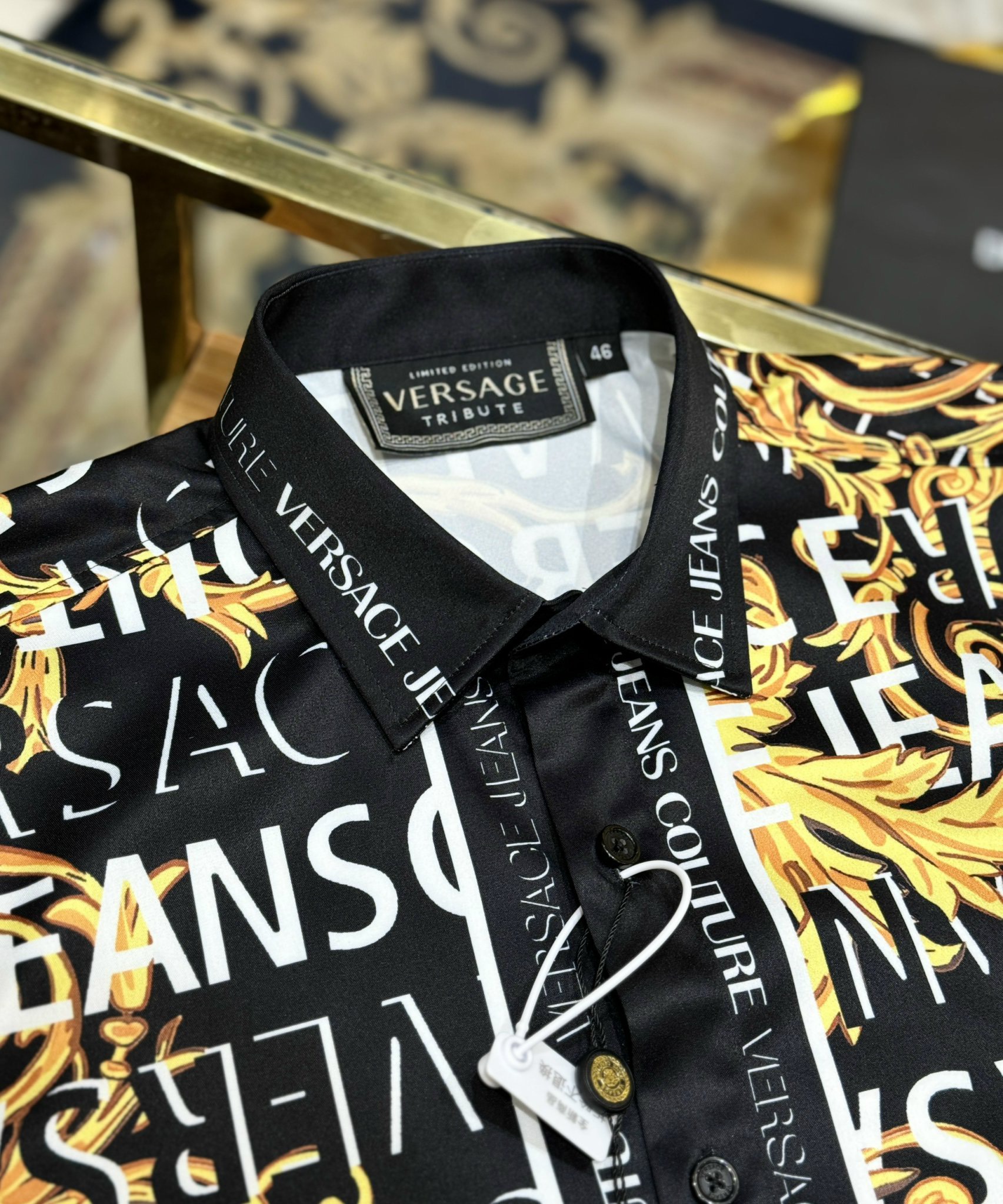 Áo sơ mi dài tay Versace VS Đen họa tiết logo chữ lá vàng full Like Auth on web CD